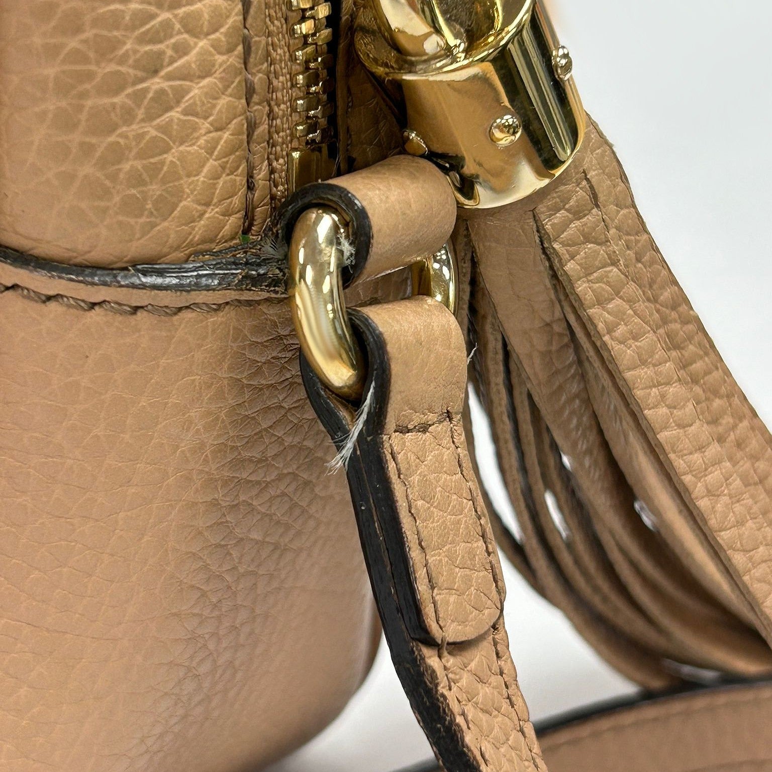 GUCCI 牛皮皮革Soho Disco Bag金扣肩背袋米色