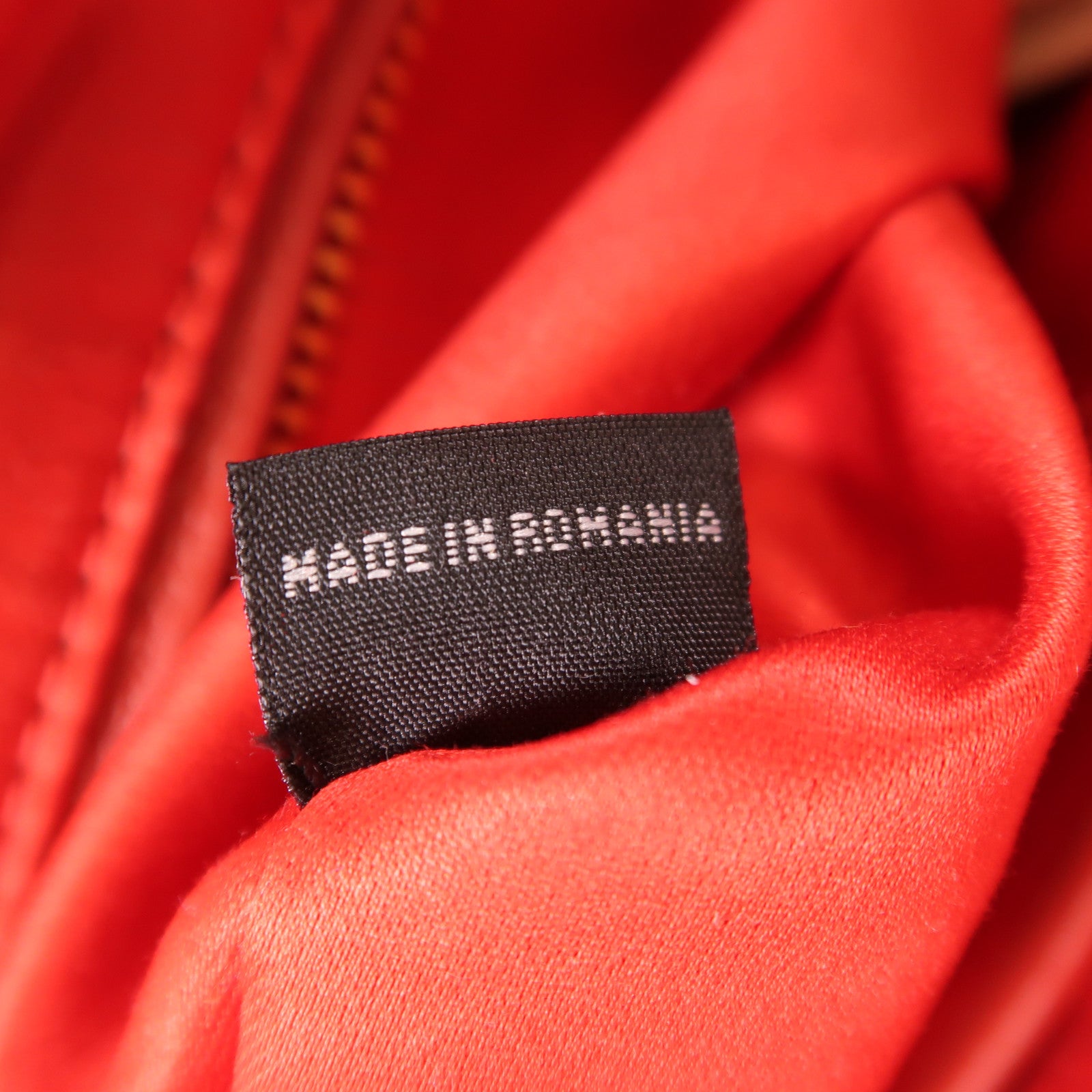 Miu Miu 牛皮皮革Pouch金扣手拿包