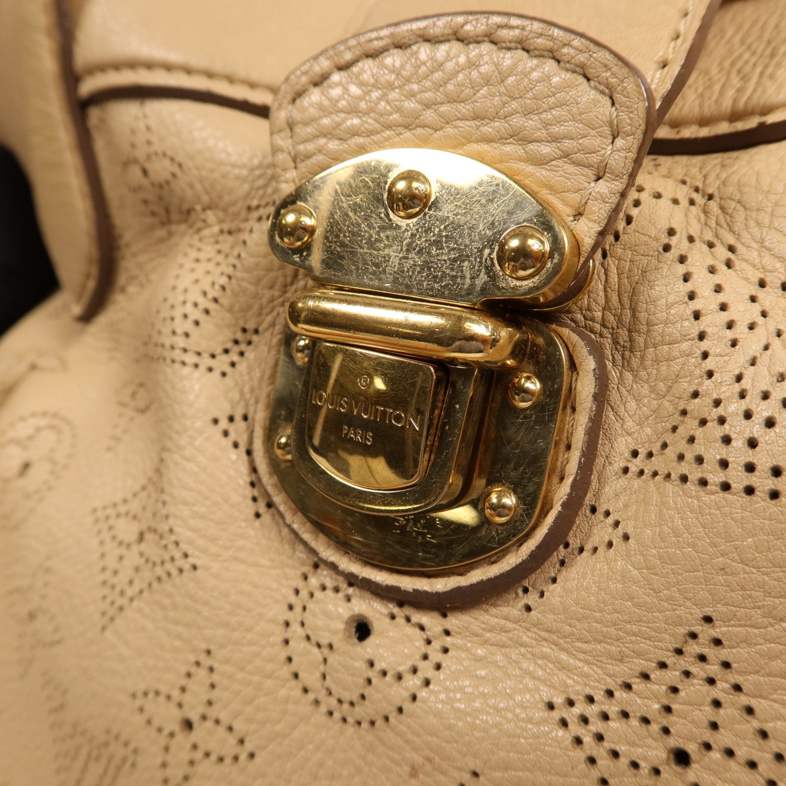 LOUIS VUITTON Mahina Seal PM金扣手挽袋