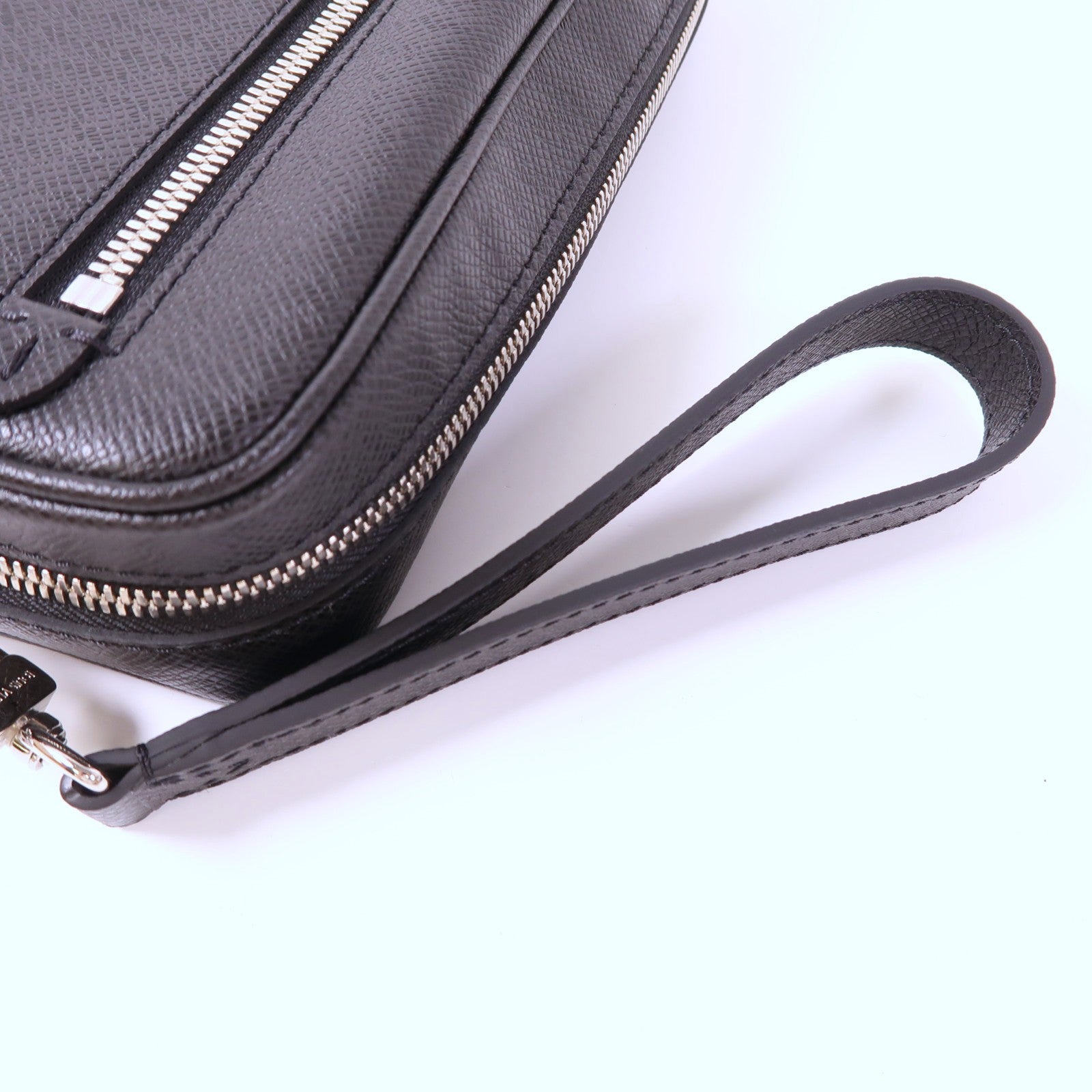 LOUIS VUITTON Taiga Kasai Clutch銀扣手拿包