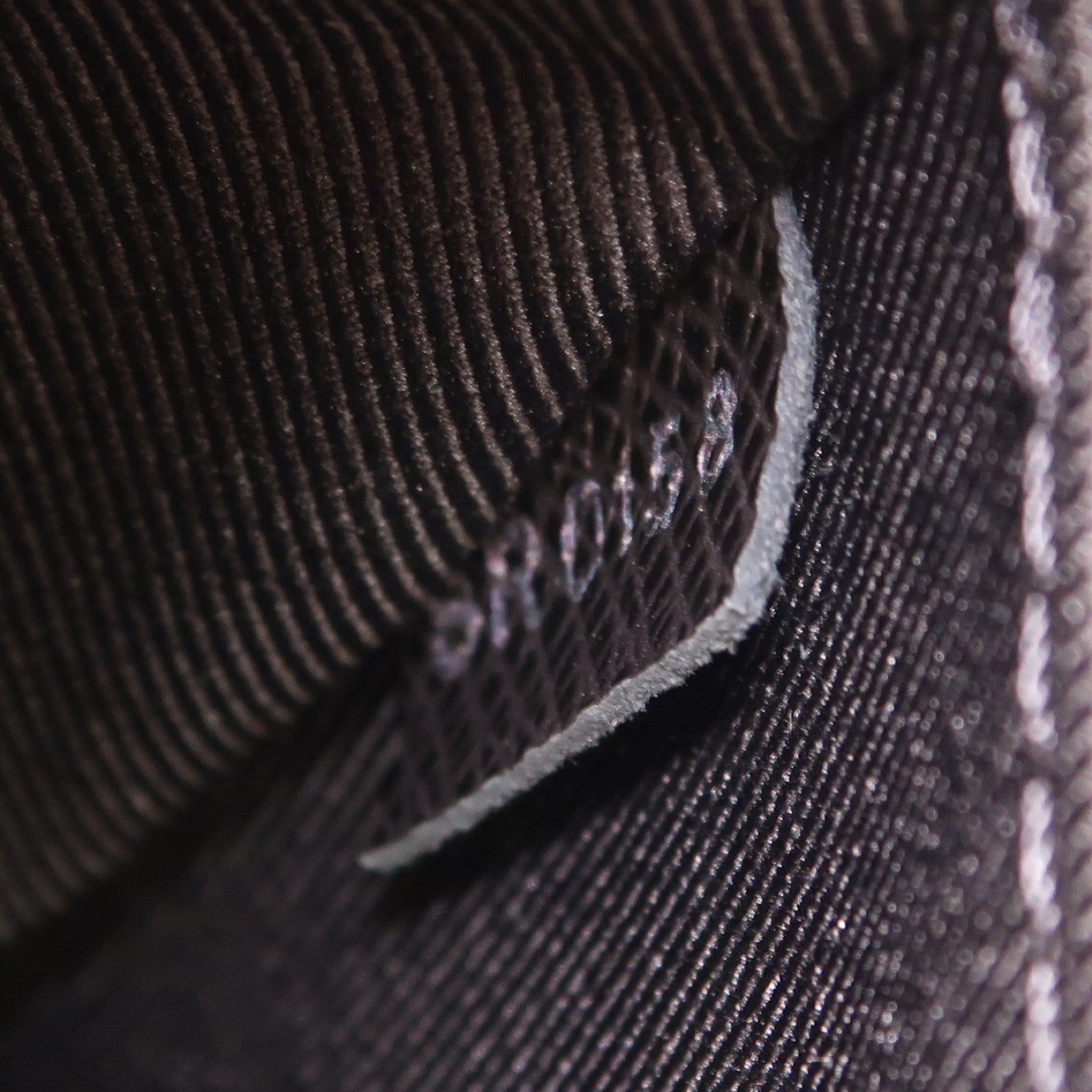 LOUIS VUITTON Taiga Kasai Clutch銀扣手拿包