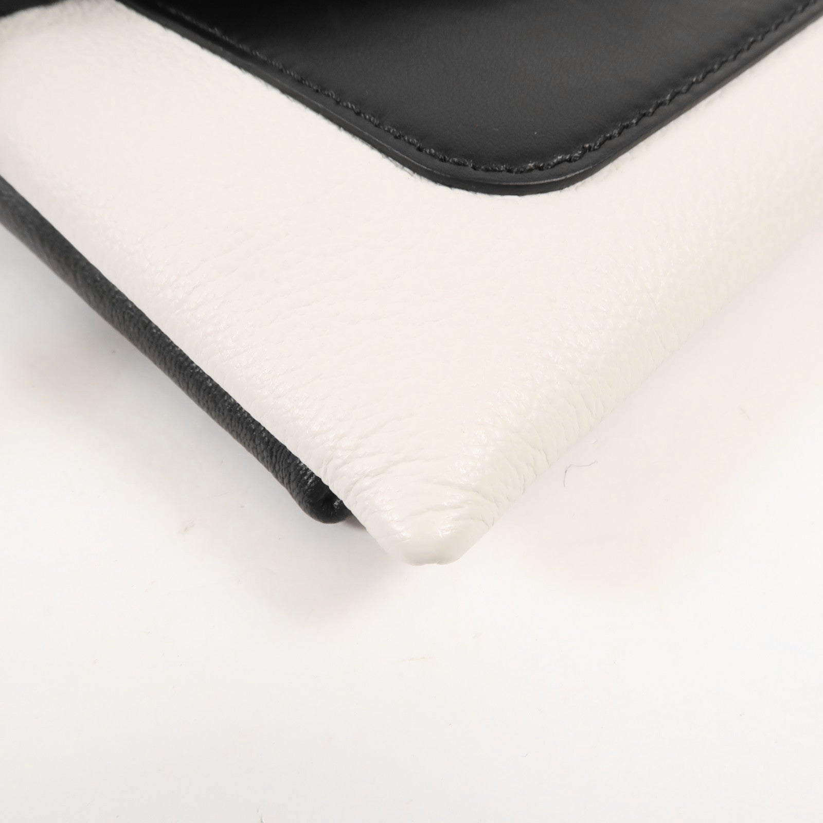 GIVENCHY 牛皮皮革Shoulder Bag銀扣肩背袋