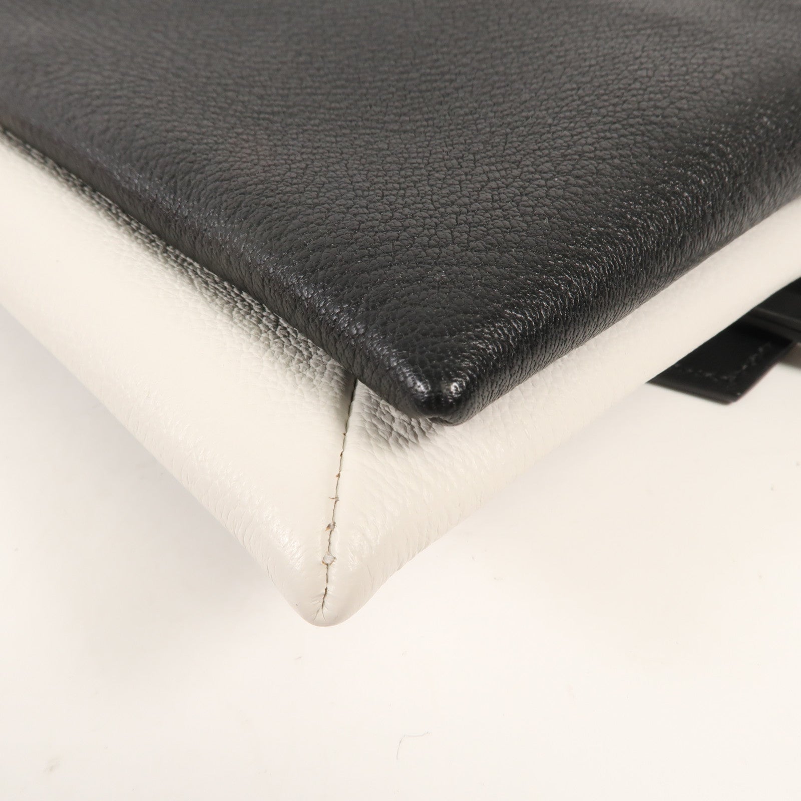 GIVENCHY 牛皮皮革Shoulder Bag銀扣肩背袋