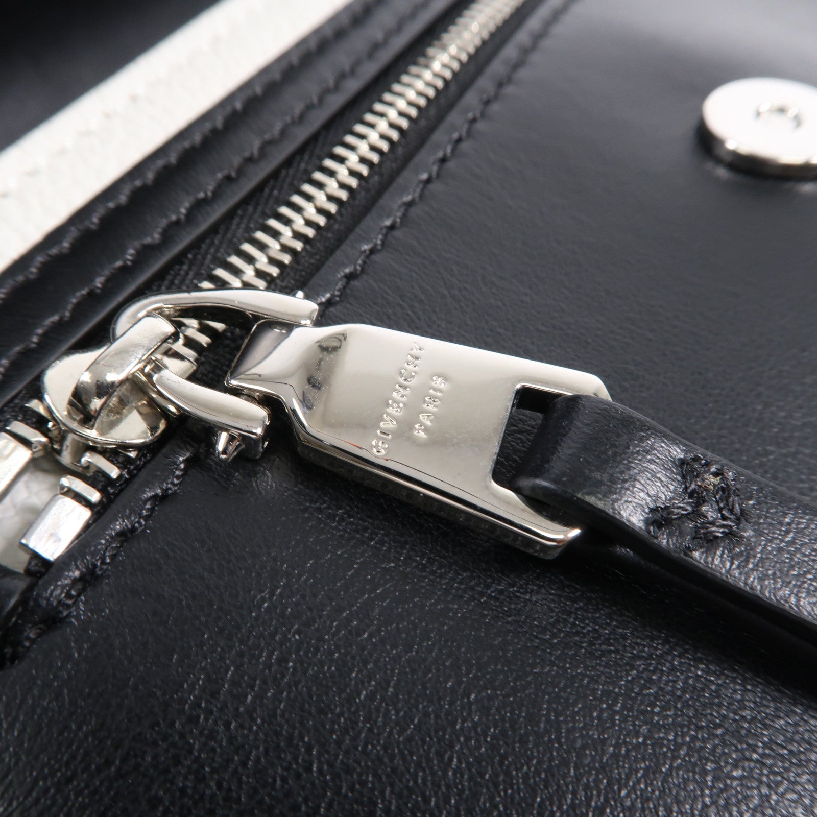 GIVENCHY 牛皮皮革Shoulder Bag銀扣肩背袋