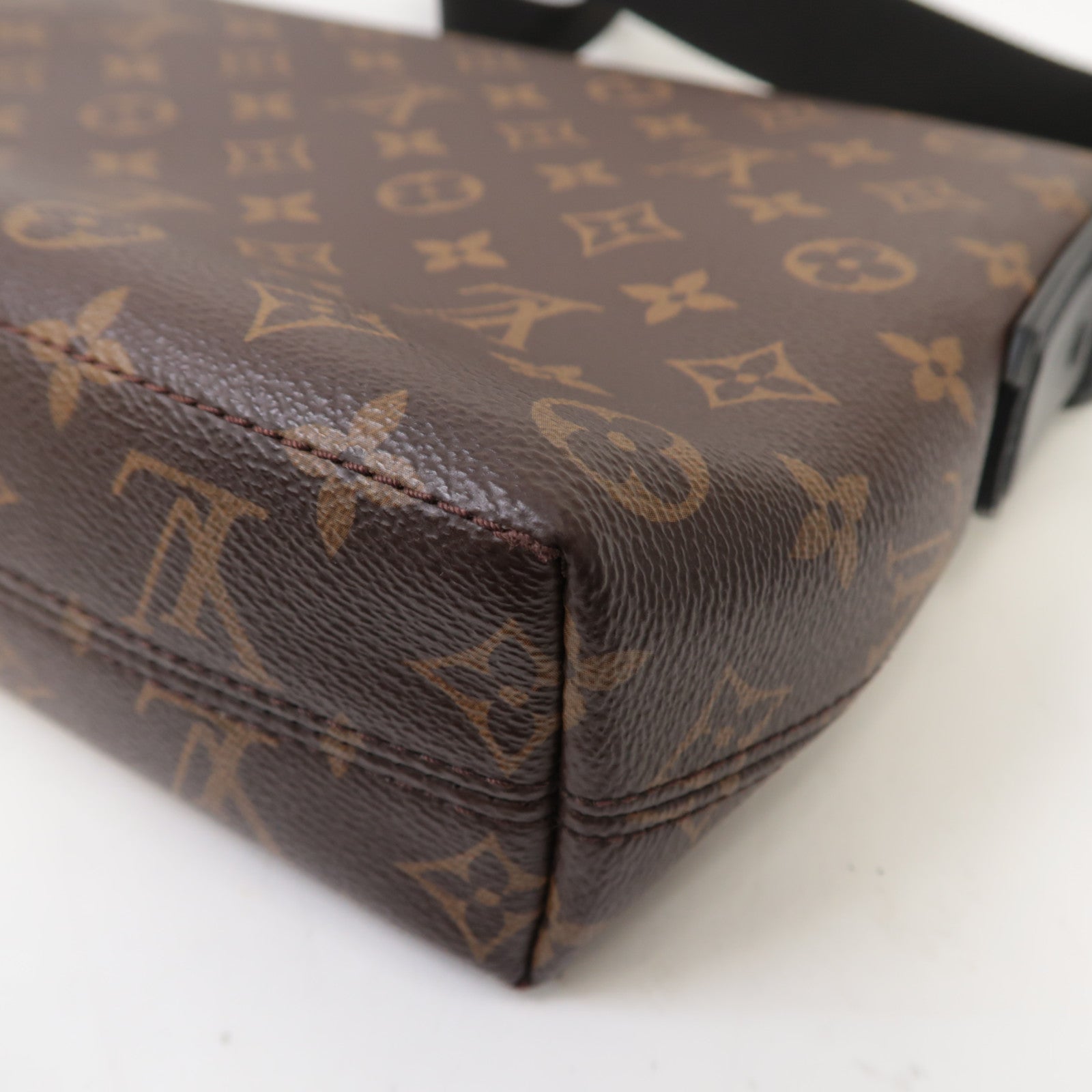 LOUIS VUITTON LV GHW Magnetic Messenger Shoulder Bag M45557 Monogram Brown