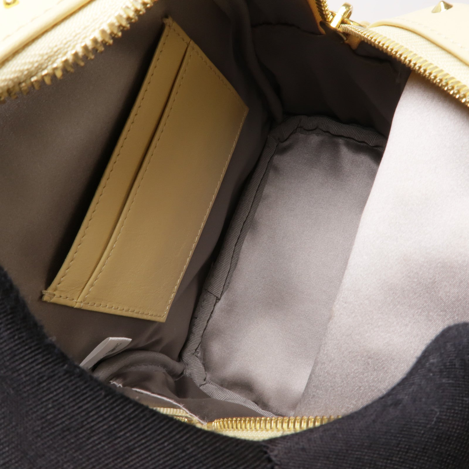 MCM 牛皮皮革Backpack金扣背包米色