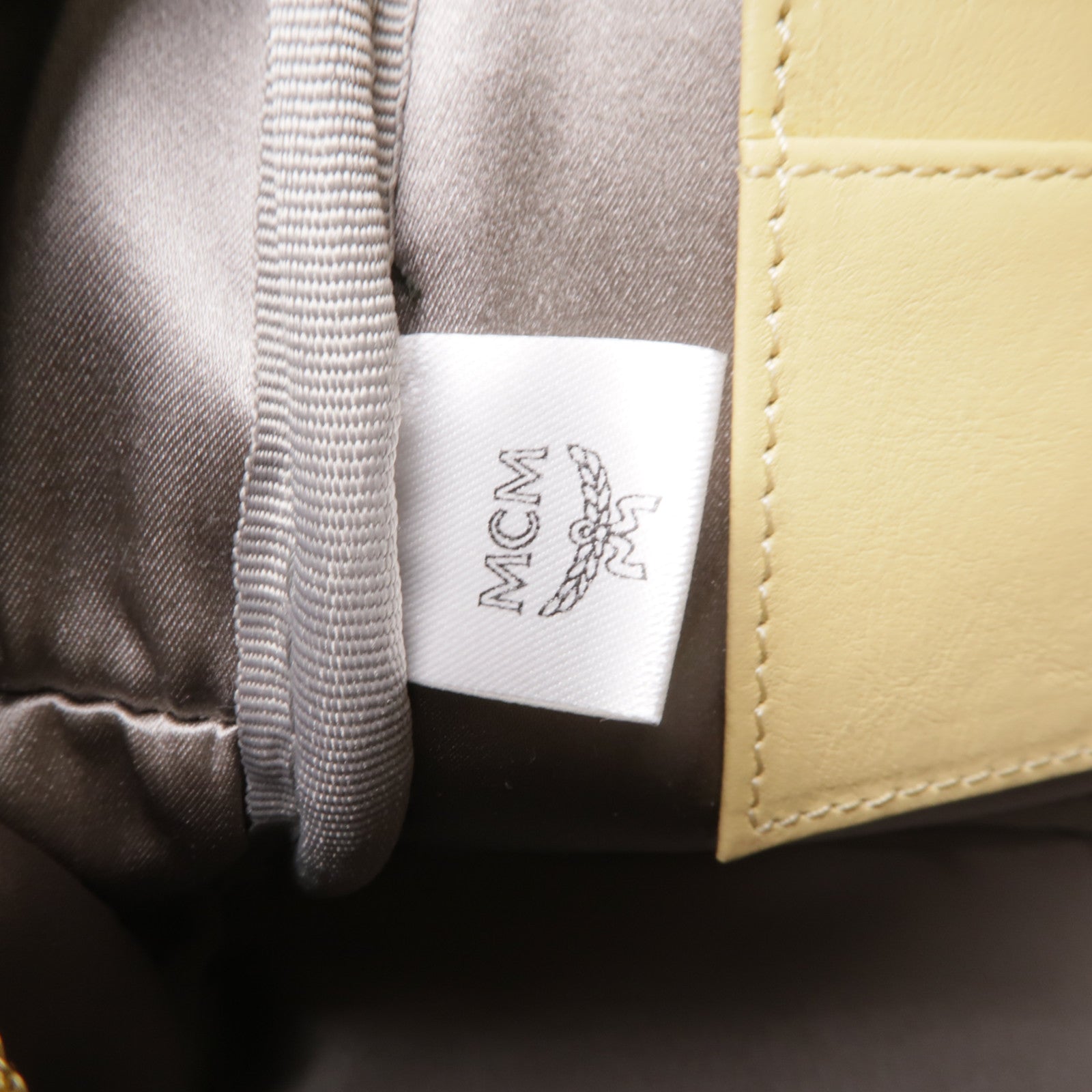 MCM 牛皮皮革Backpack金扣背包米色