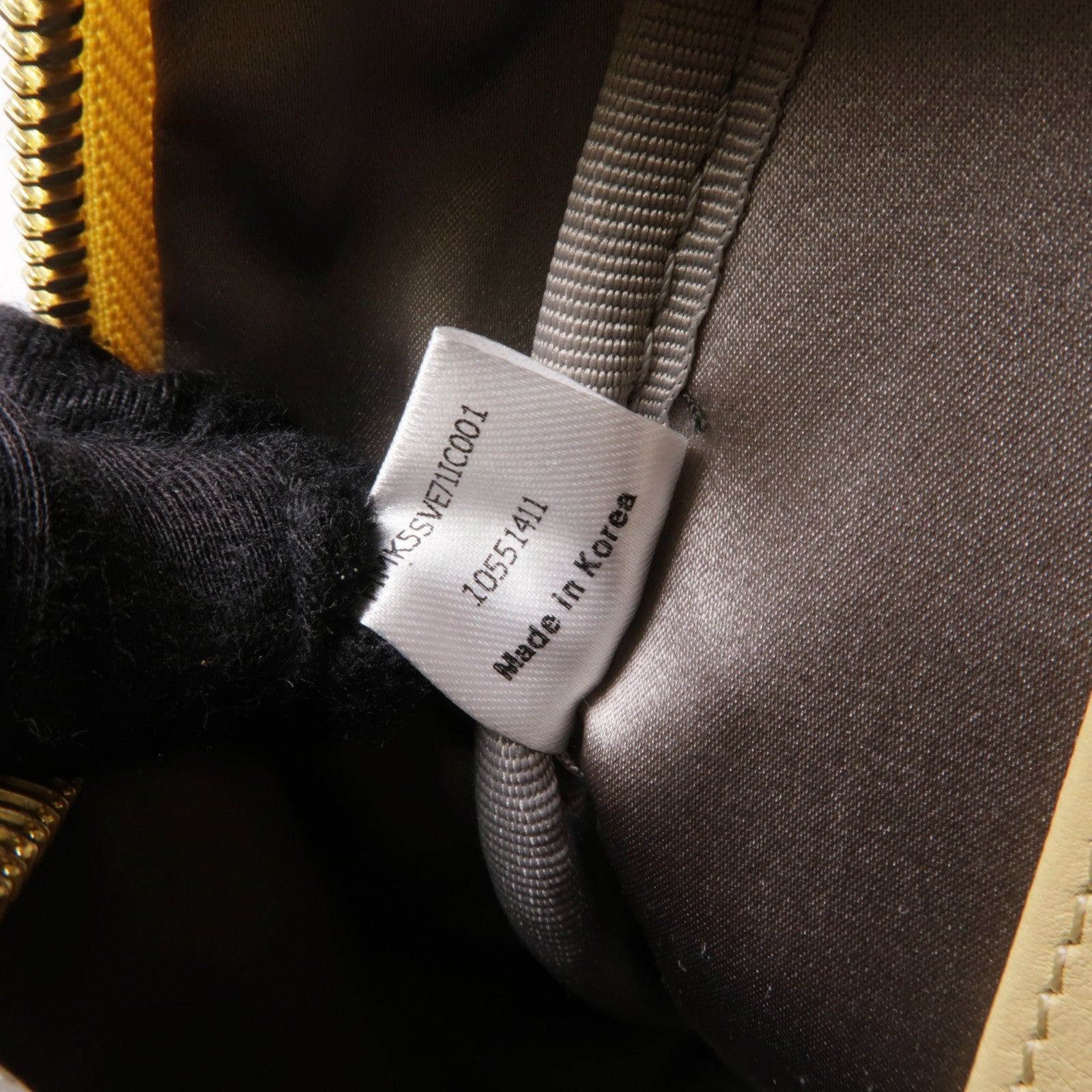 MCM 牛皮皮革Backpack金扣背包米色