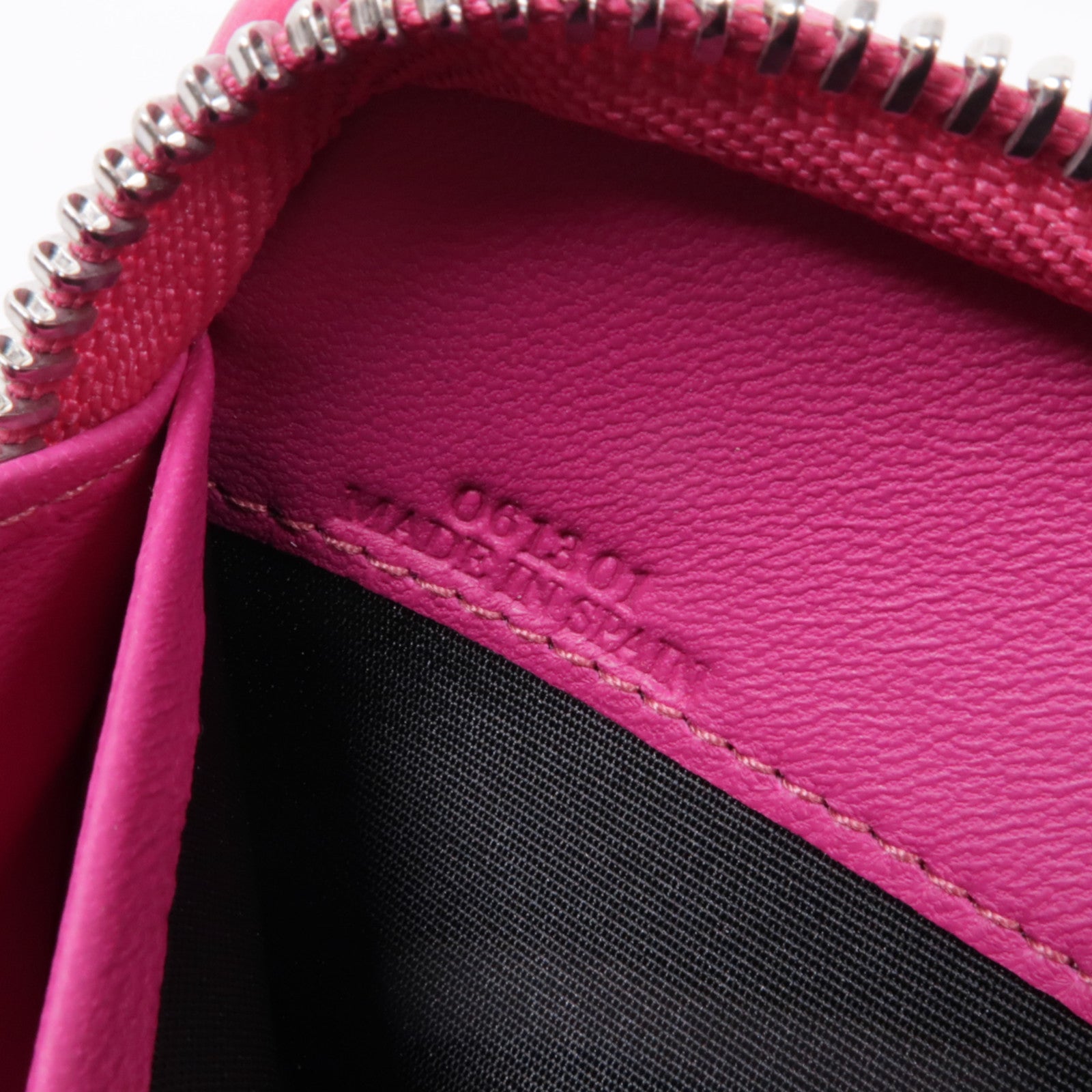 LOEWE 牛皮皮革Zipped Long Wallet銀扣長錢包