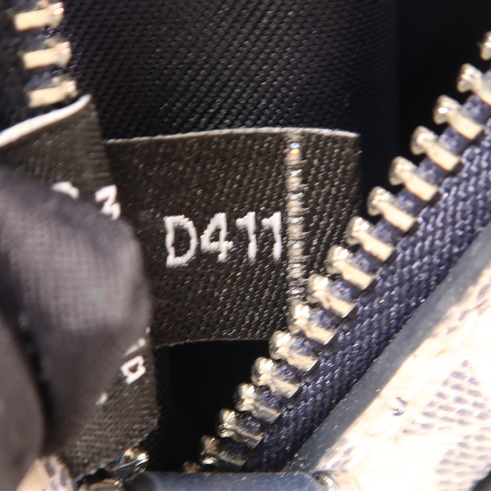 Kate Spade 塗層帆布Shoulder Bag銀扣肩背袋