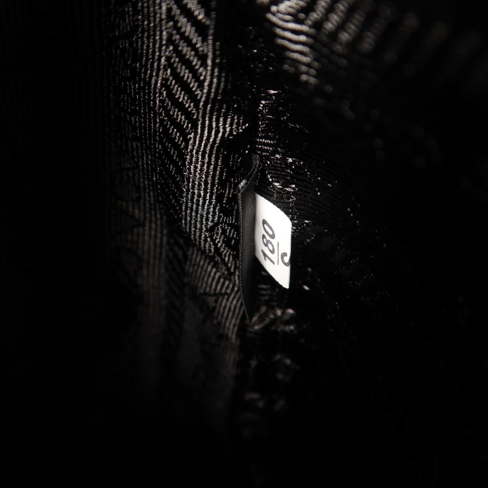 PRADA Saffiano皮革Re-Edition 2005金扣肩背袋