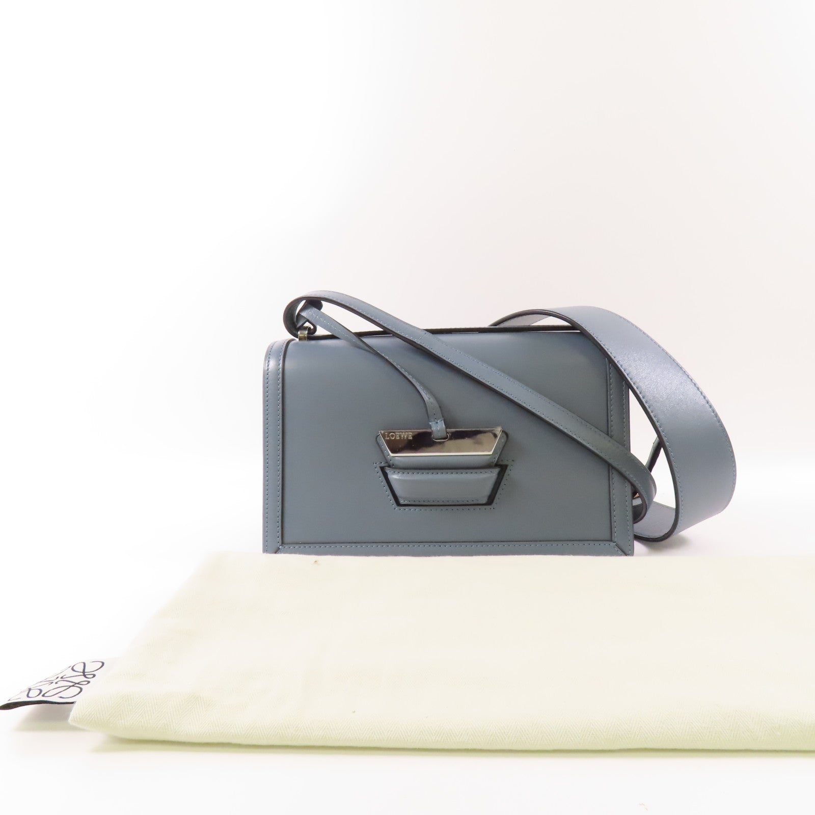 LOEWE 牛皮皮革Barcelona Stone Shoulder Bag銀扣肩背袋