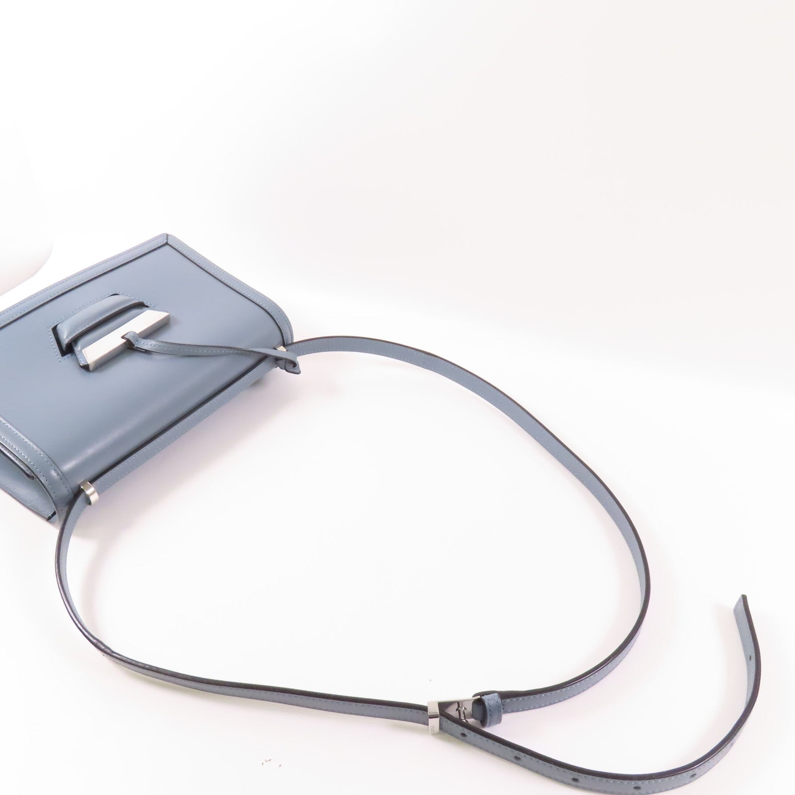 LOEWE 牛皮皮革Barcelona Stone Shoulder Bag銀扣肩背袋