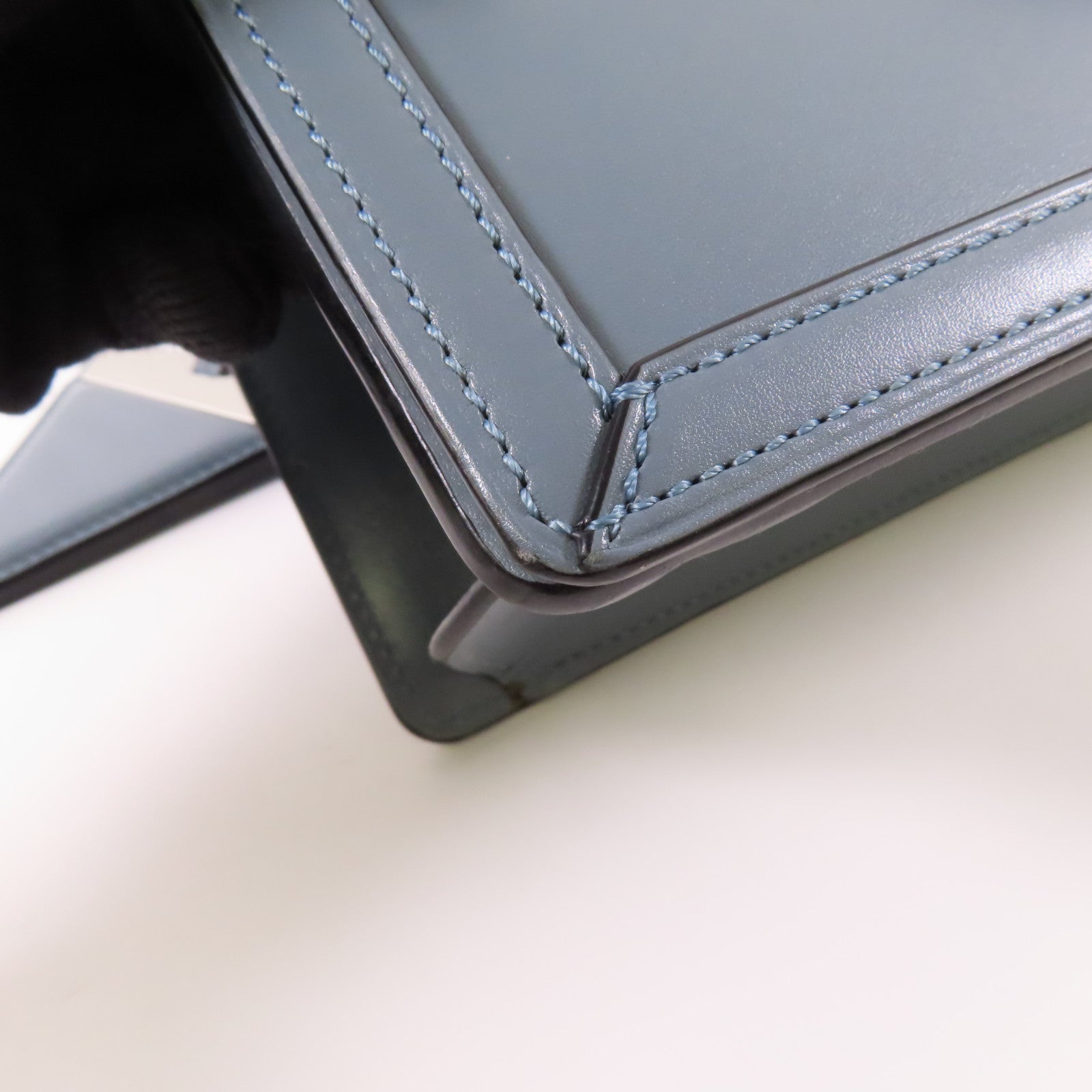 LOEWE 牛皮皮革Barcelona Stone Shoulder Bag銀扣肩背袋