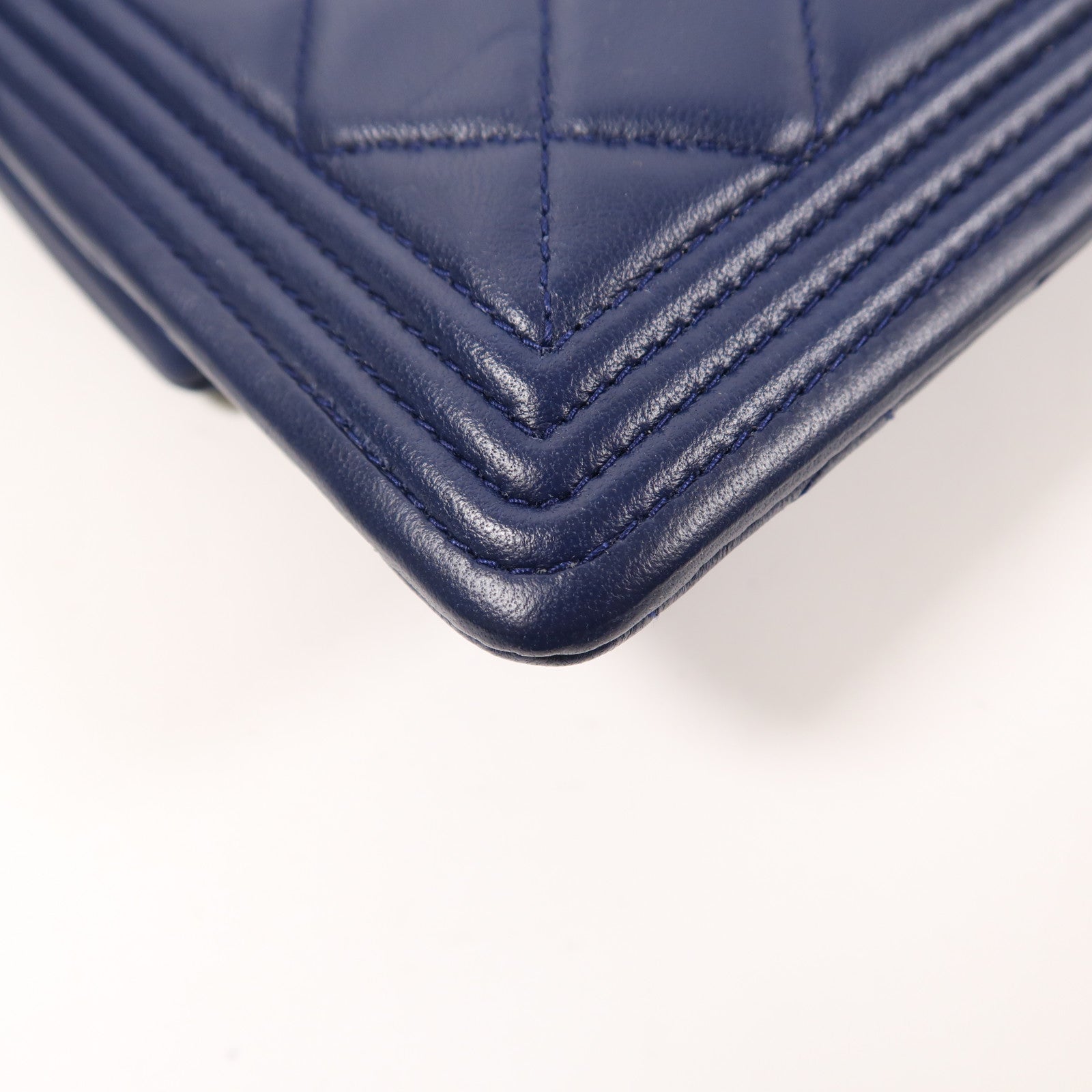 CHANEL 皮革Boy Clutch銀扣手拿包