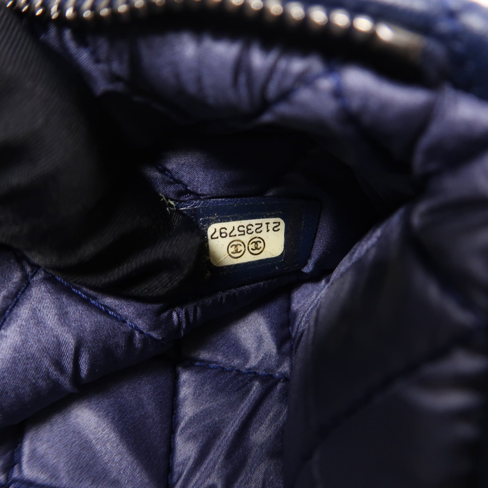 CHANEL 皮革Boy Clutch銀扣手拿包