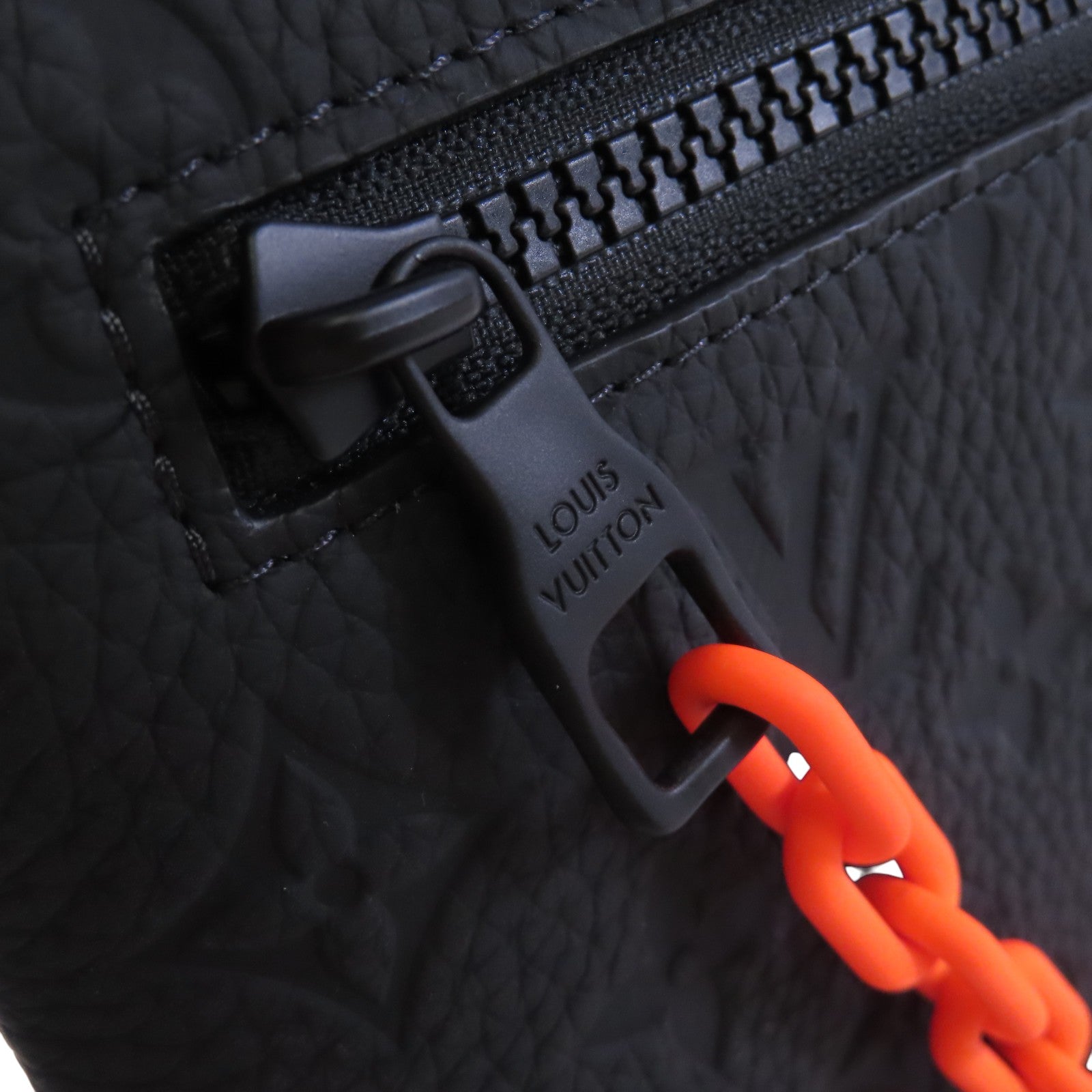 LOUIS VUITTON Taurillon Monogram Pochette手拿包