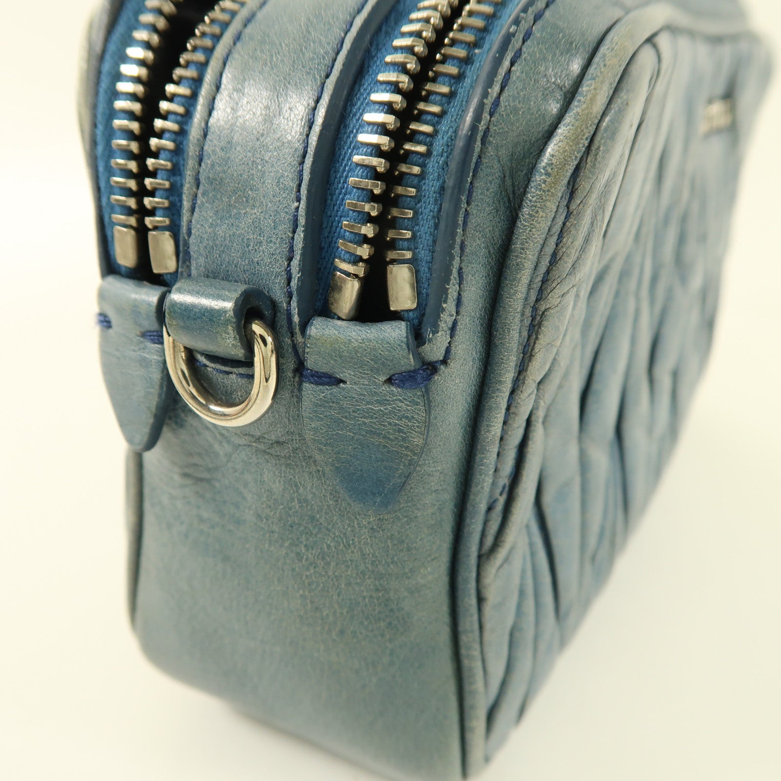 Miu Miu 牛皮皮革Shoulder Bag銀扣肩背袋