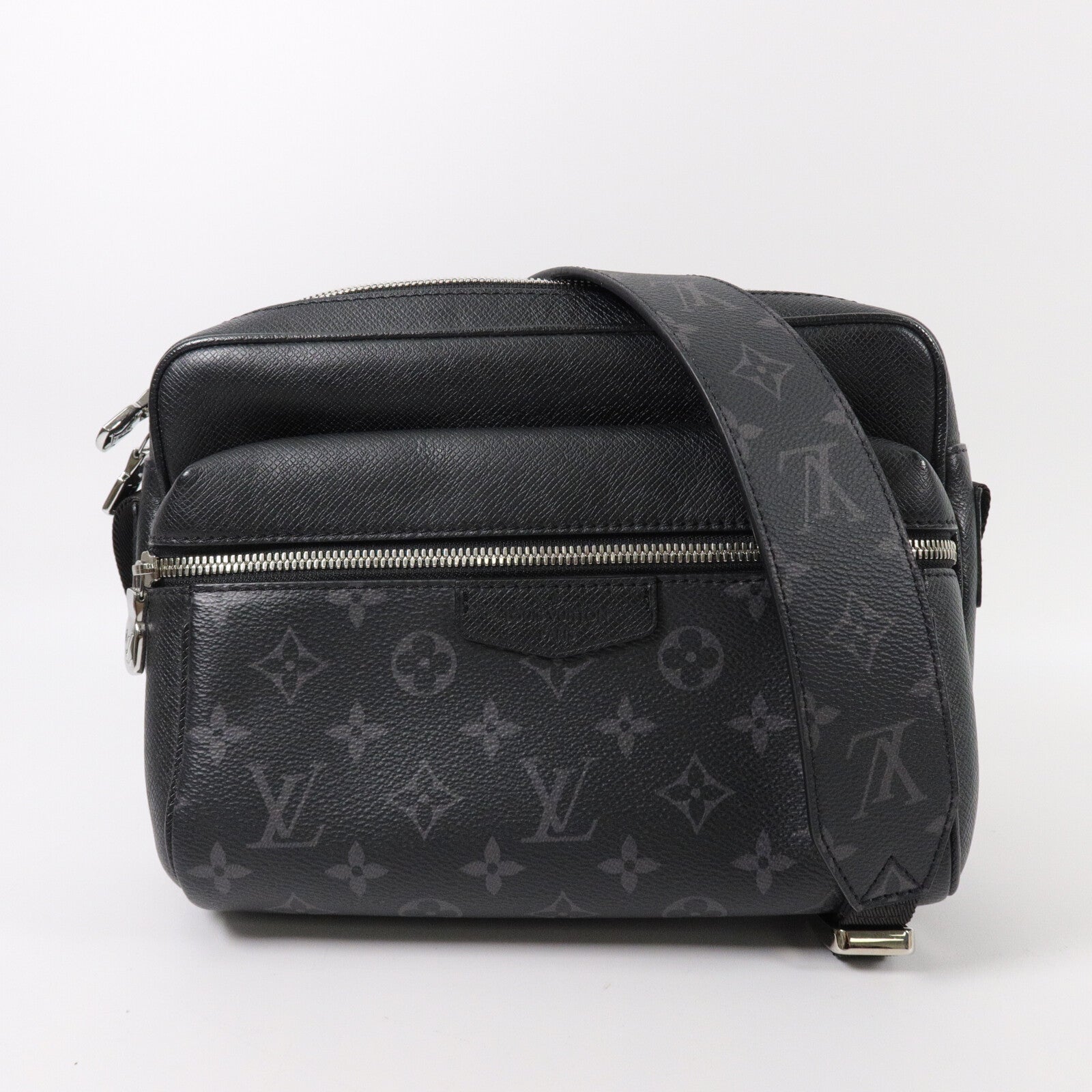LOUIS VUITTON Monogram Eclipse Taiga Outdoor Messenger肩背袋