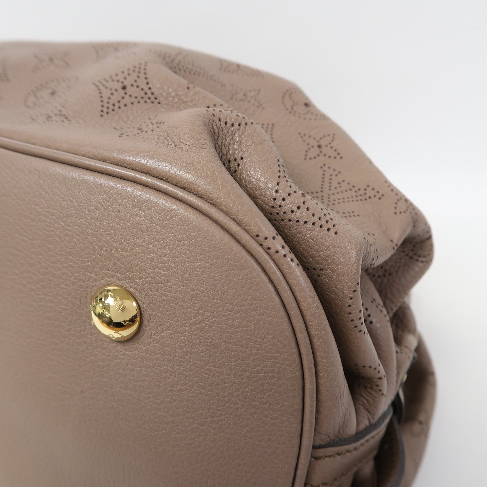 LOUIS VUITTON 【激減優惠】Mahina Shoulder Bag金扣肩背袋裸色