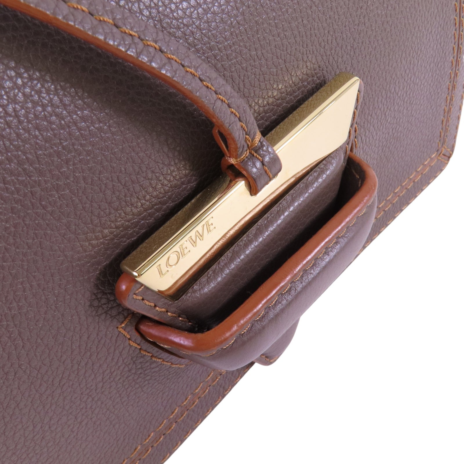 LOEWE 牛皮皮革Barcelona金扣肩背袋