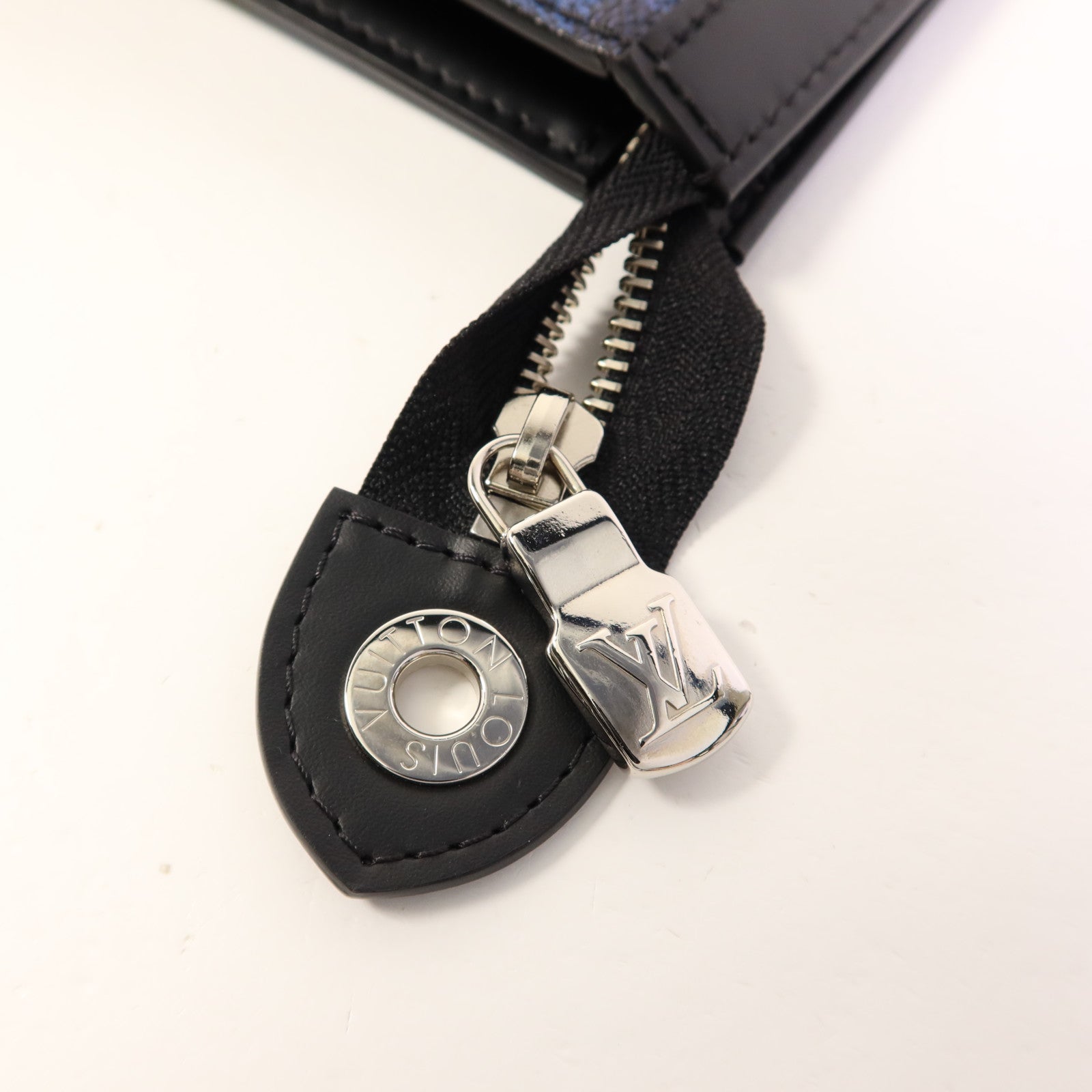 LOUIS VUITTON Damier Graphite Pixel Pochette Voyage MM銀扣手拿包