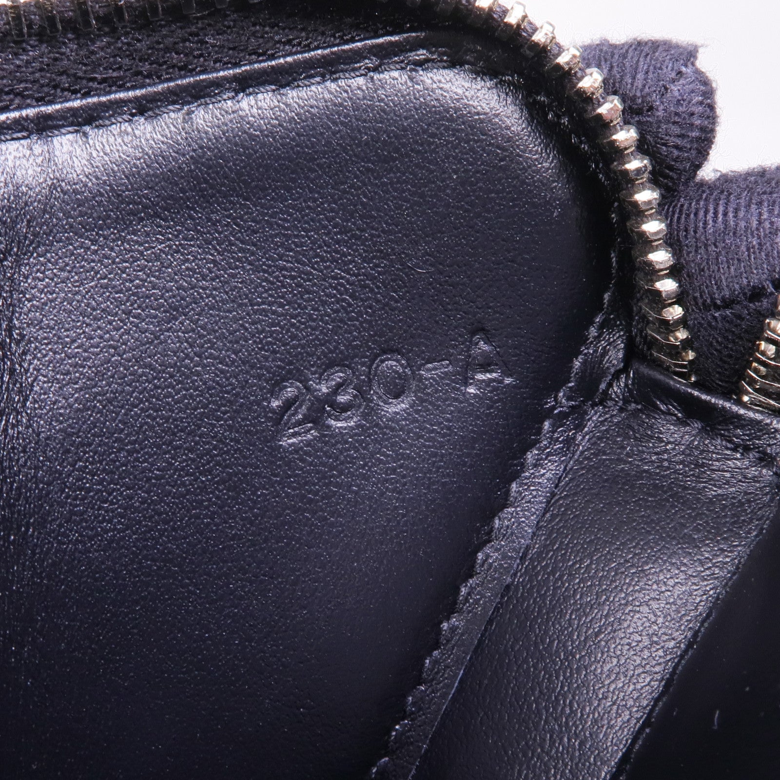 PRADA 牛皮皮革Triangle Mini Pouch銀扣鏈帶肩背袋