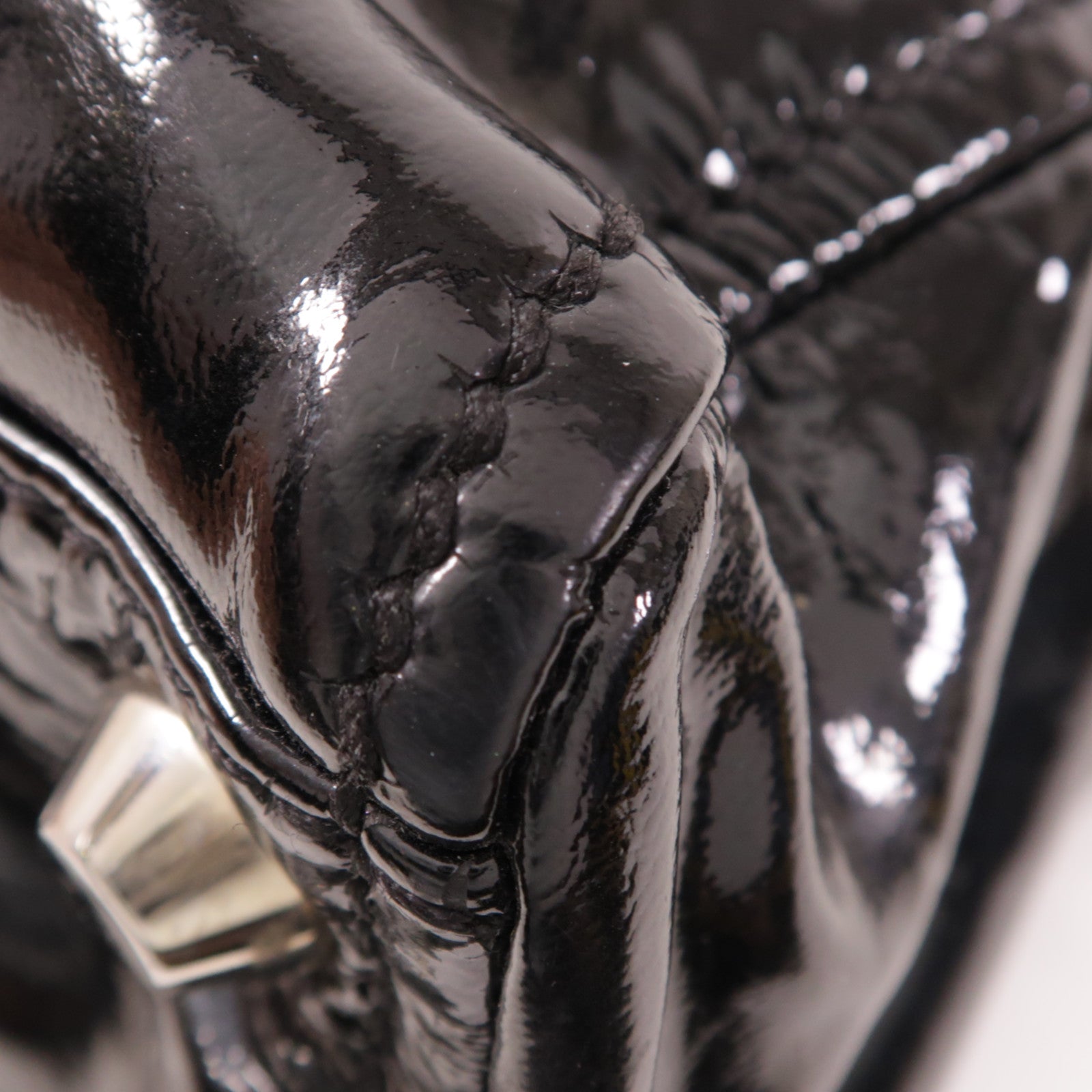 Miu Miu 漆皮皮革Hand Bag銀扣手挽袋