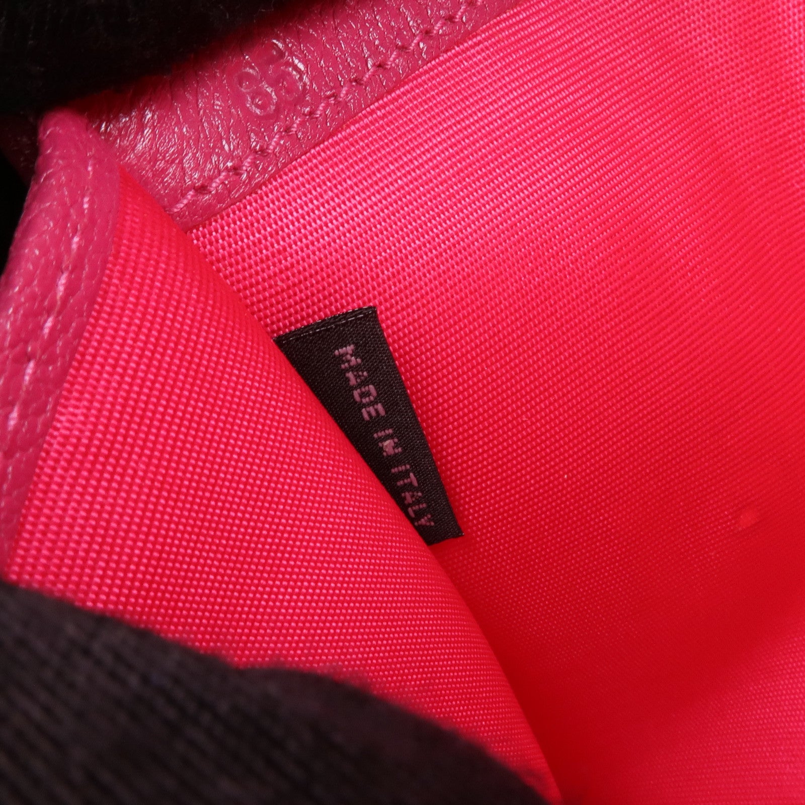 Miu Miu 牛皮皮革Trifold Wallet金扣錢包