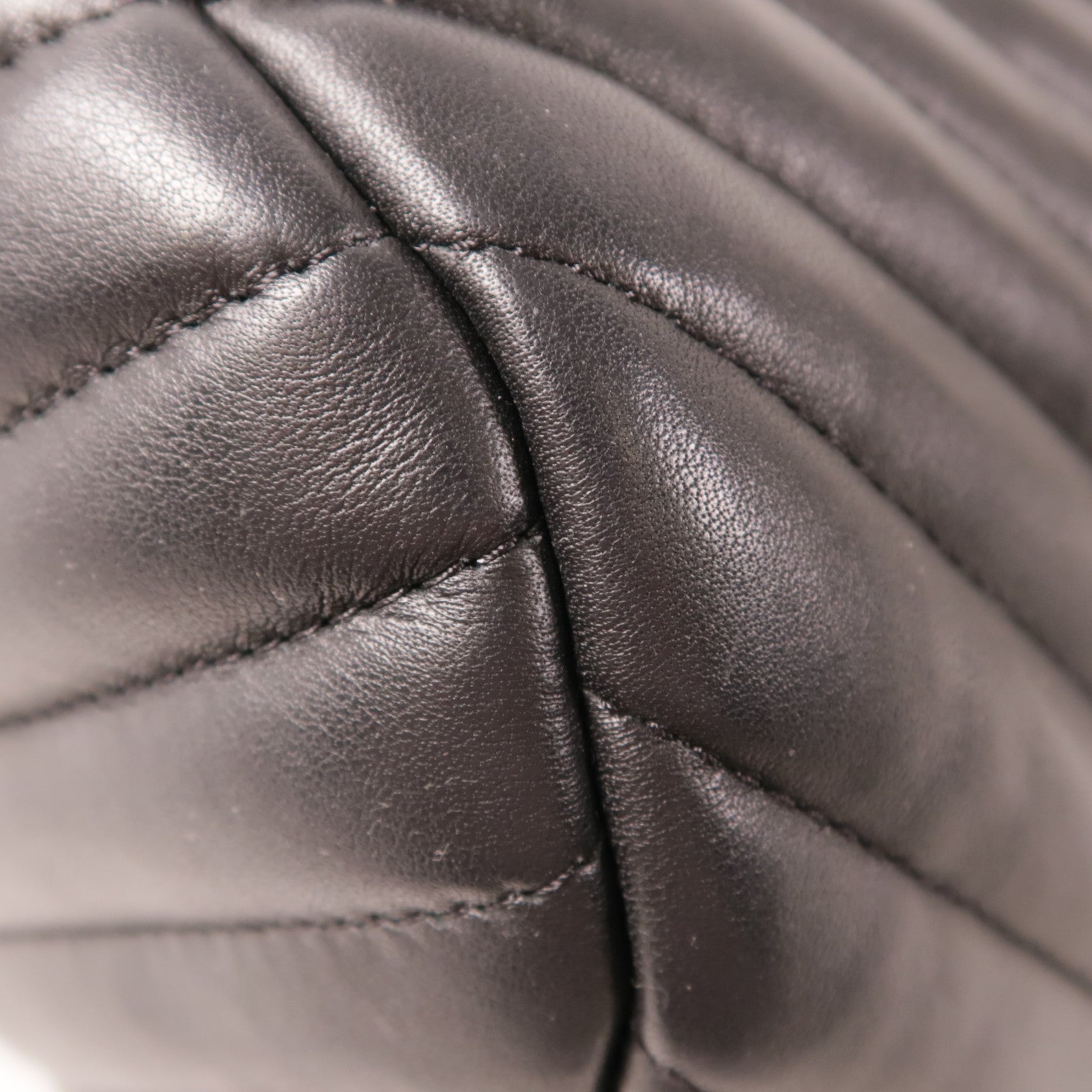 CHANEL 牛皮皮革Chevon Backpack銀扣背包