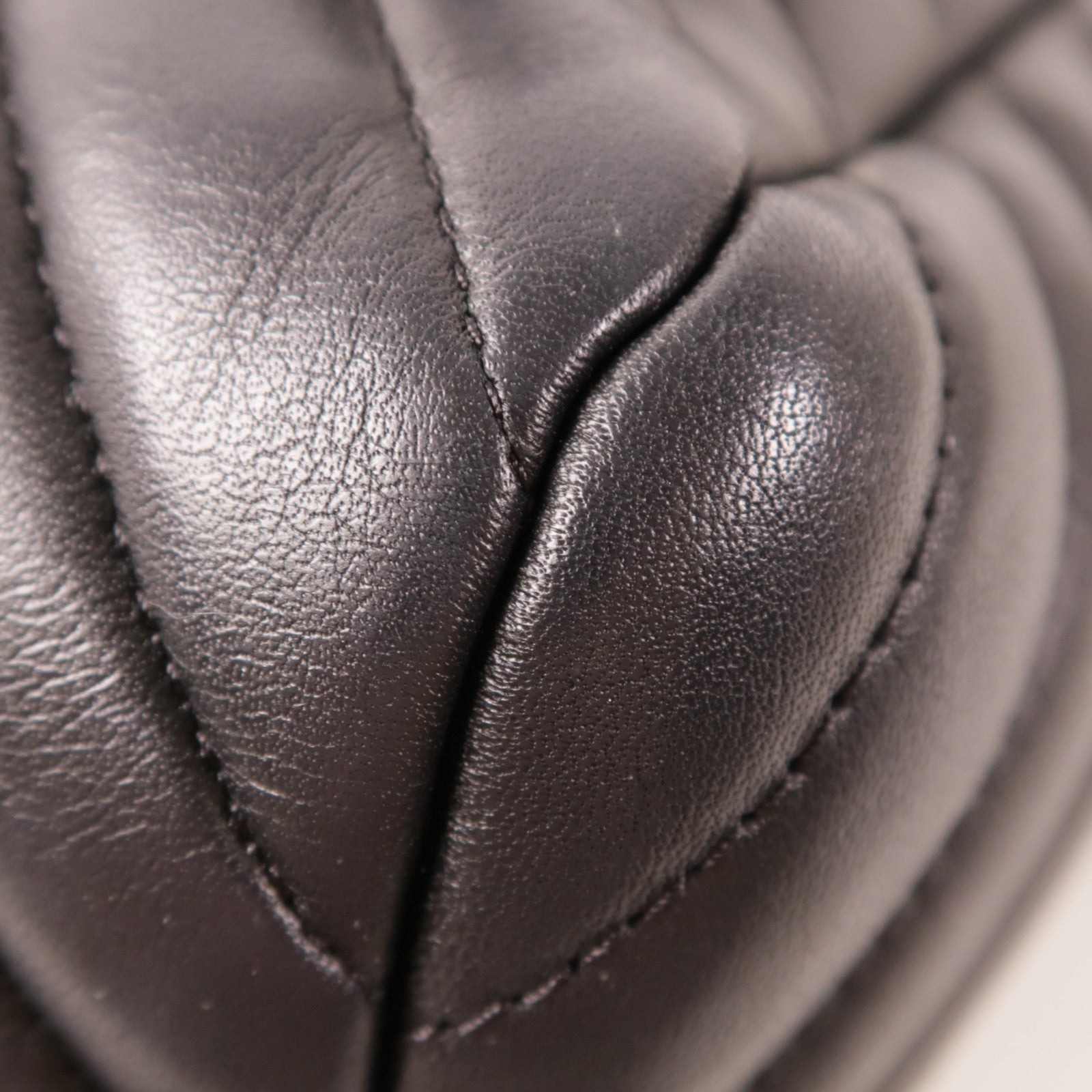 CHANEL 牛皮皮革Chevon Backpack銀扣背包