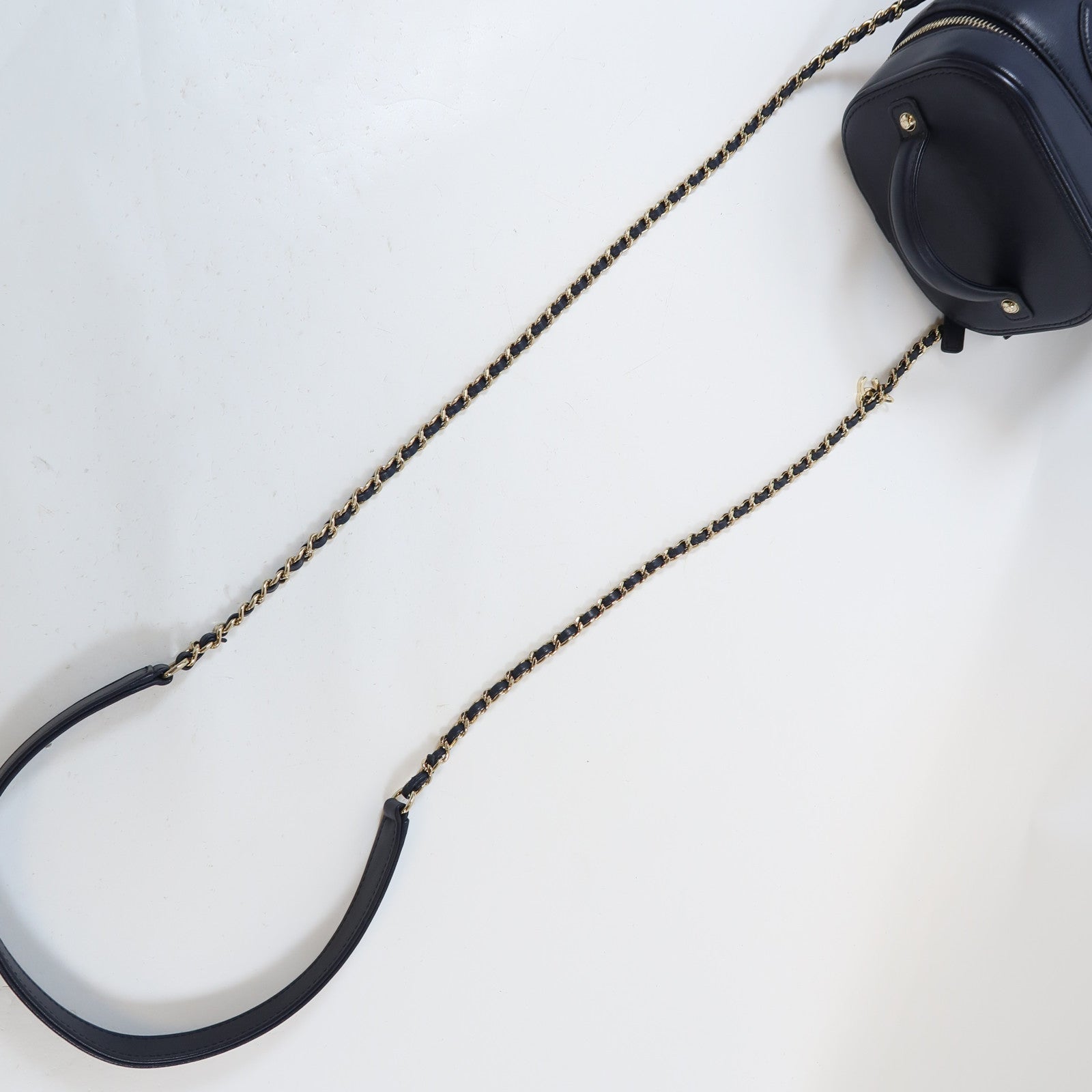 CHANEL 【激減優惠】羊皮皮革Vanity Case銀扣鏈帶手挽肩背兩用袋深藍色