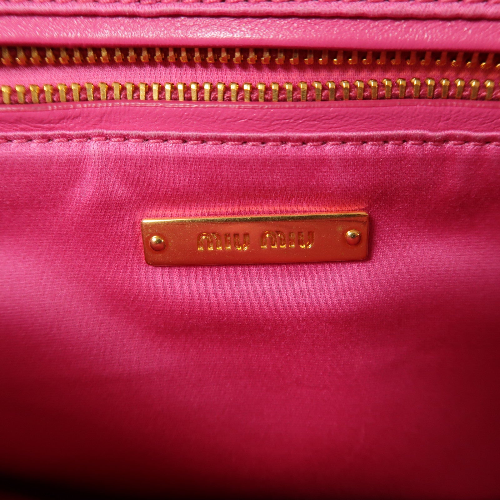 Miu Miu 牛皮皮革Clutch Bag金扣手拿包