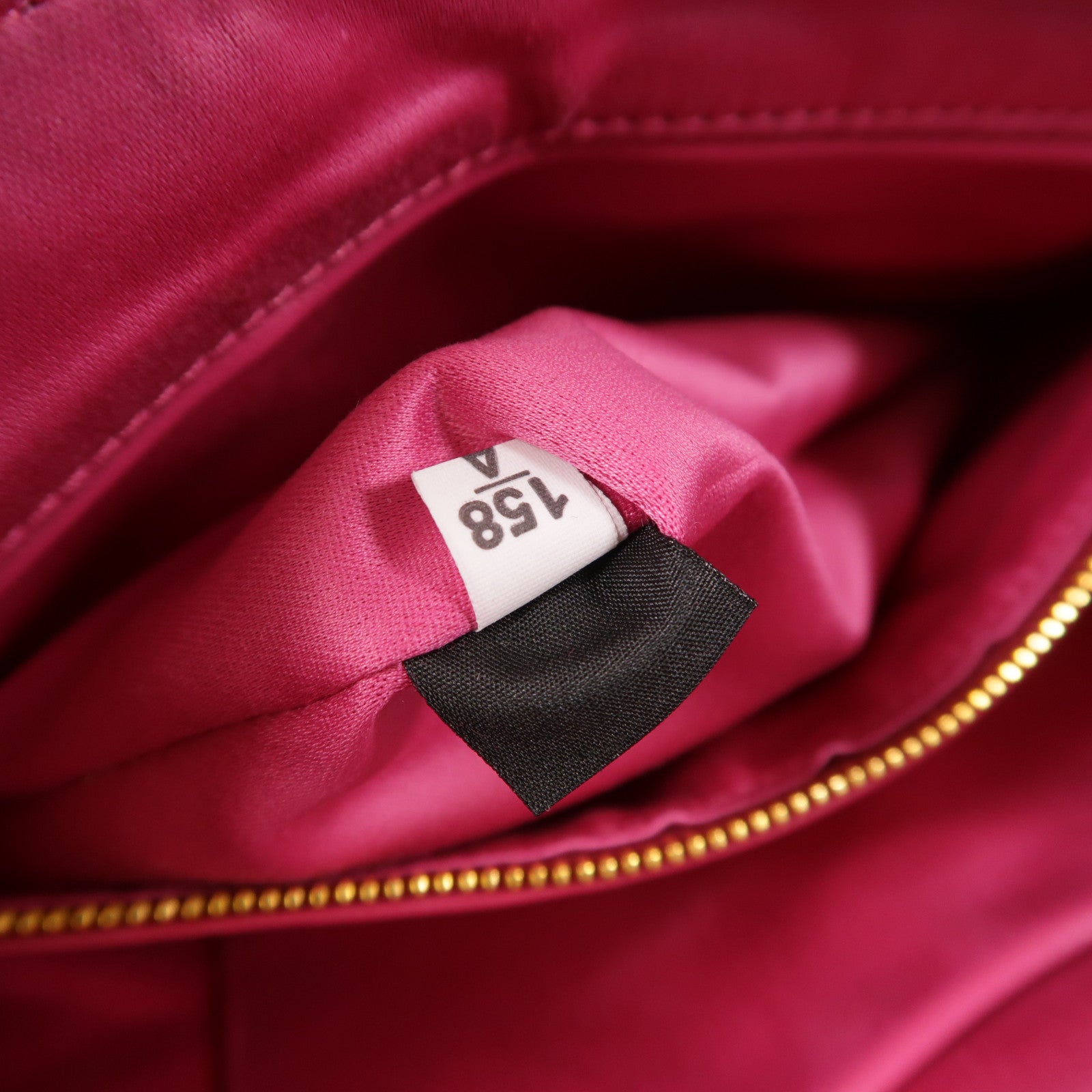 Miu Miu 牛皮皮革Clutch Bag金扣手拿包