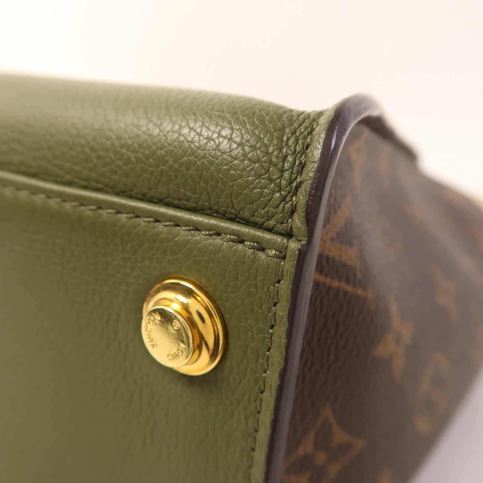 LOUIS VUITTON 牛皮皮革On My Side MM金扣手挽肩背兩用袋