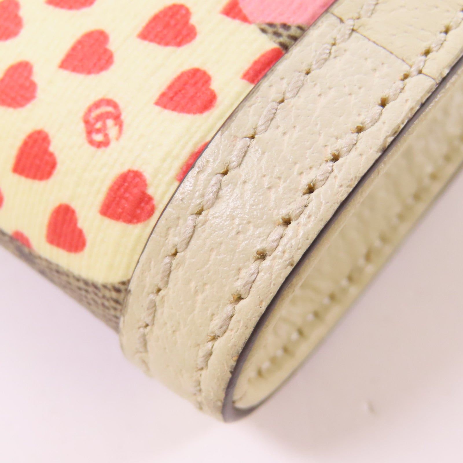 GUCCI 塗層帆布GG Emboss Messenger Bag金扣肩背袋