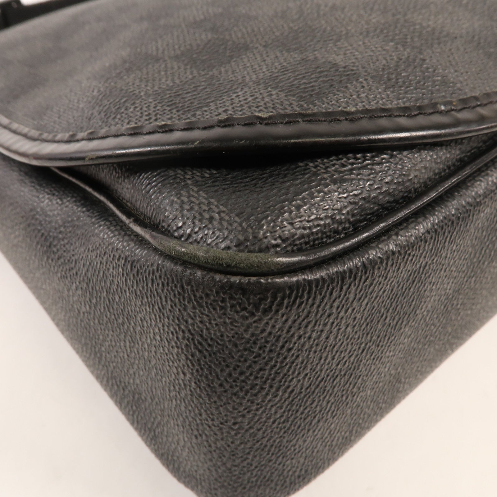 LOUIS VUITTON Damier Graphite Daniel GM銀扣肩背袋