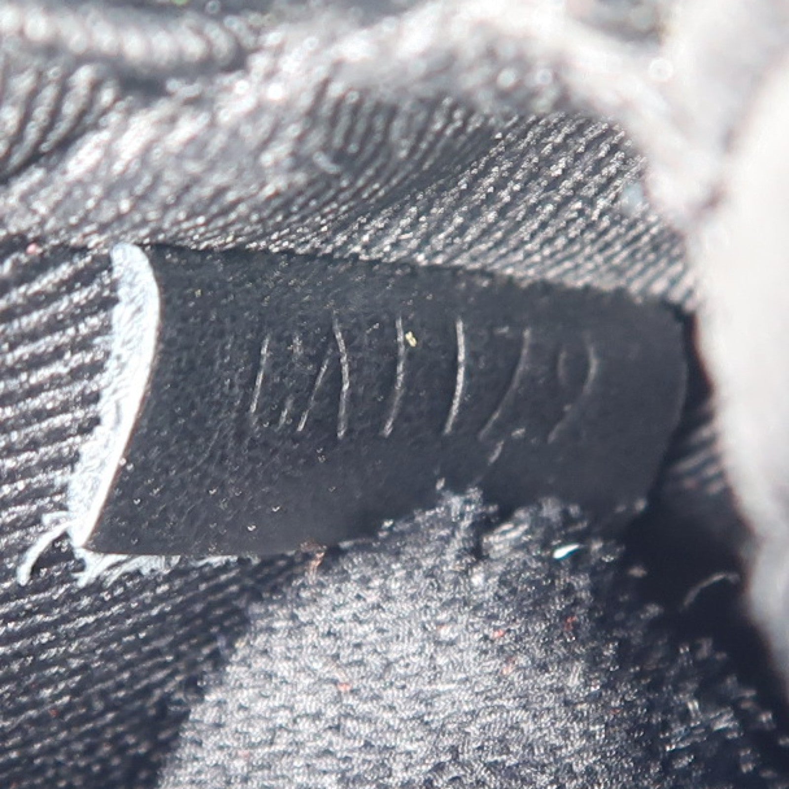 LOUIS VUITTON 【激減優惠】Taiga Danube Messenger肩背袋黑色