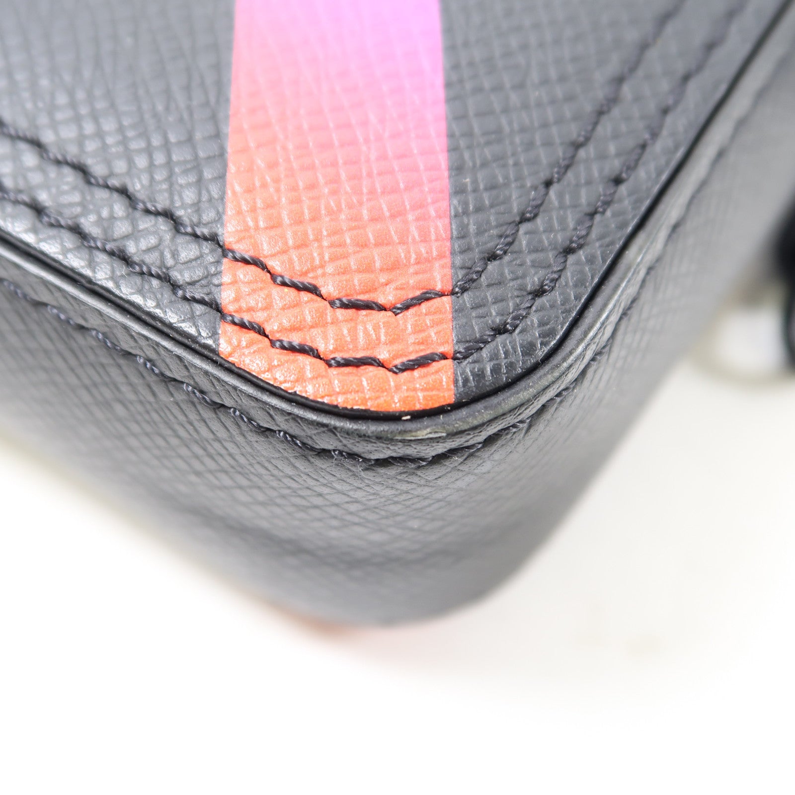 LOUIS VUITTON 【激減優惠】Taiga Danube Messenger肩背袋黑色