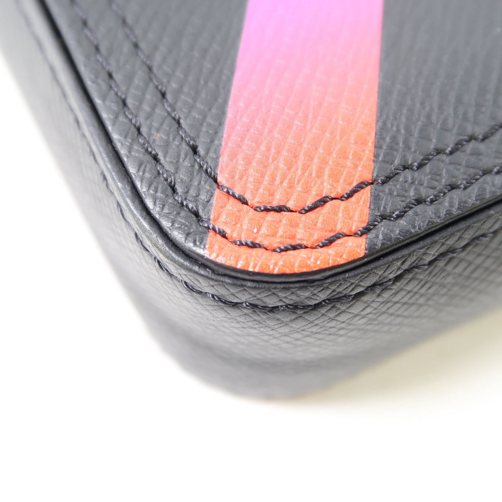 LOUIS VUITTON 【激減優惠】Taiga Danube Messenger肩背袋黑色