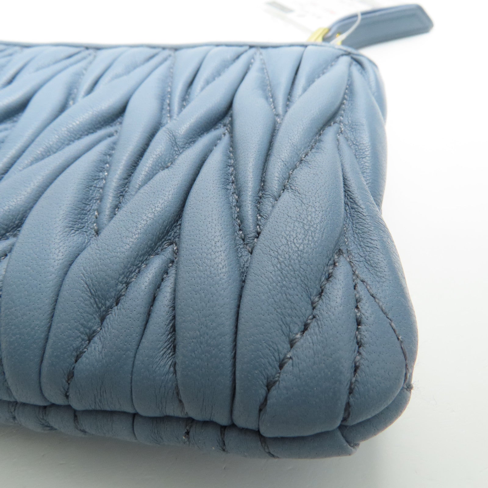 Miu Miu 羊皮皮革Pouch金扣手拿包