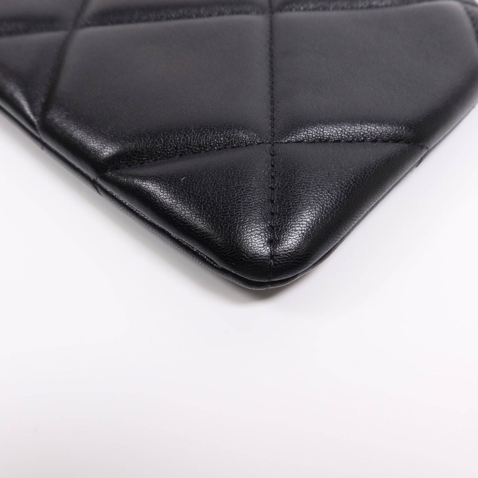 CHANEL 羊皮皮革Chanel 19 Pouch金扣手拿包