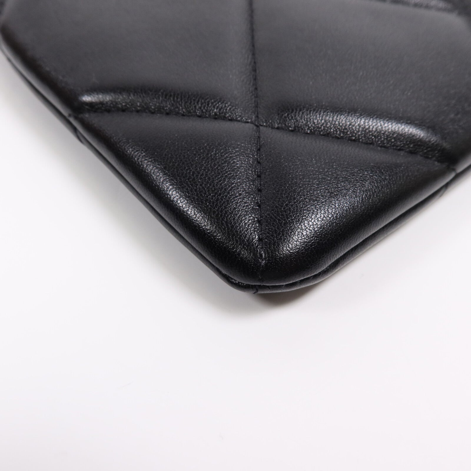 CHANEL 羊皮皮革Chanel 19 Pouch金扣手拿包