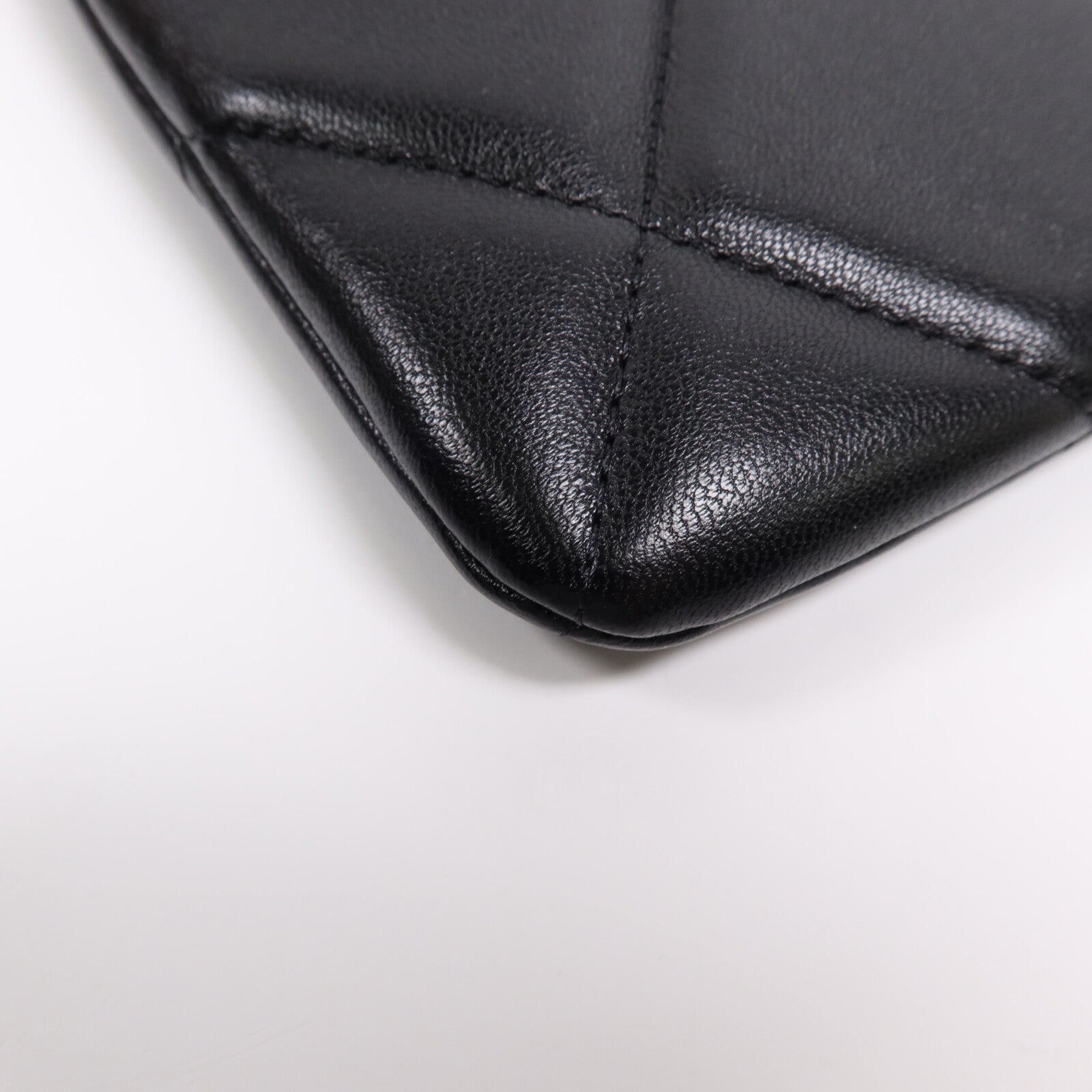 CHANEL 羊皮皮革Chanel 19 Pouch金扣手拿包