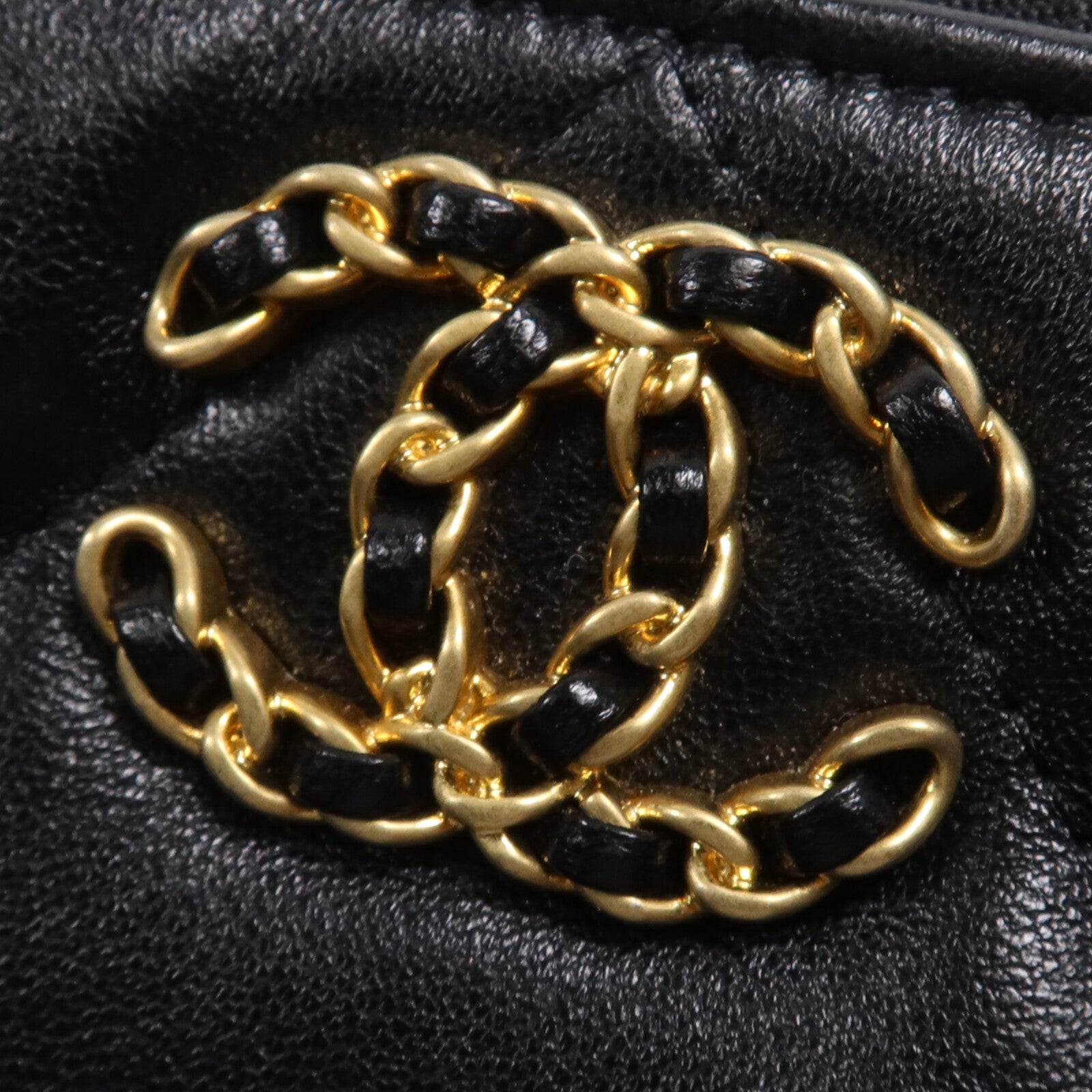 CHANEL 羊皮皮革Chanel 19 Pouch金扣手拿包