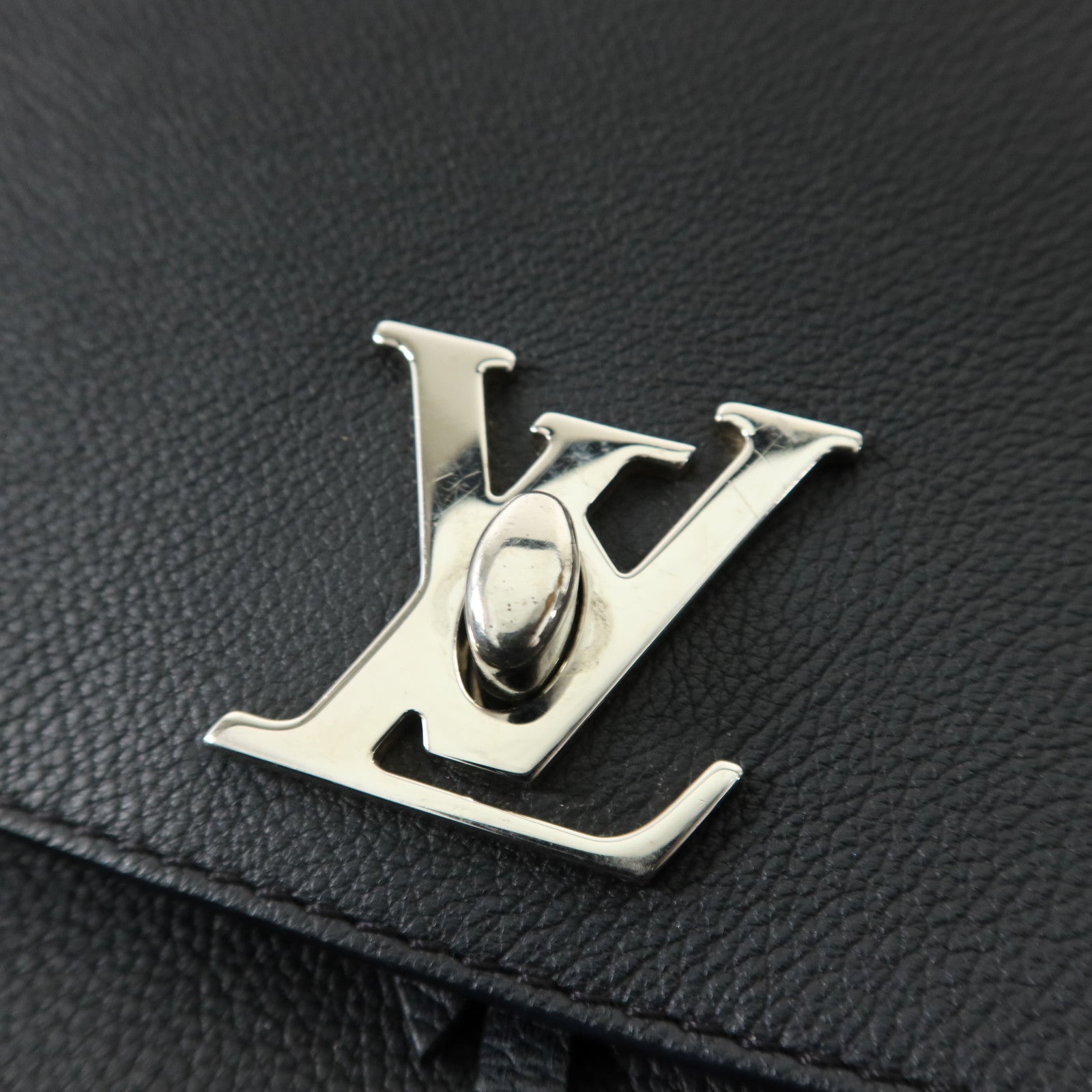 LOUIS VUITTON 牛皮皮革Lock Me Backpack銀扣背包