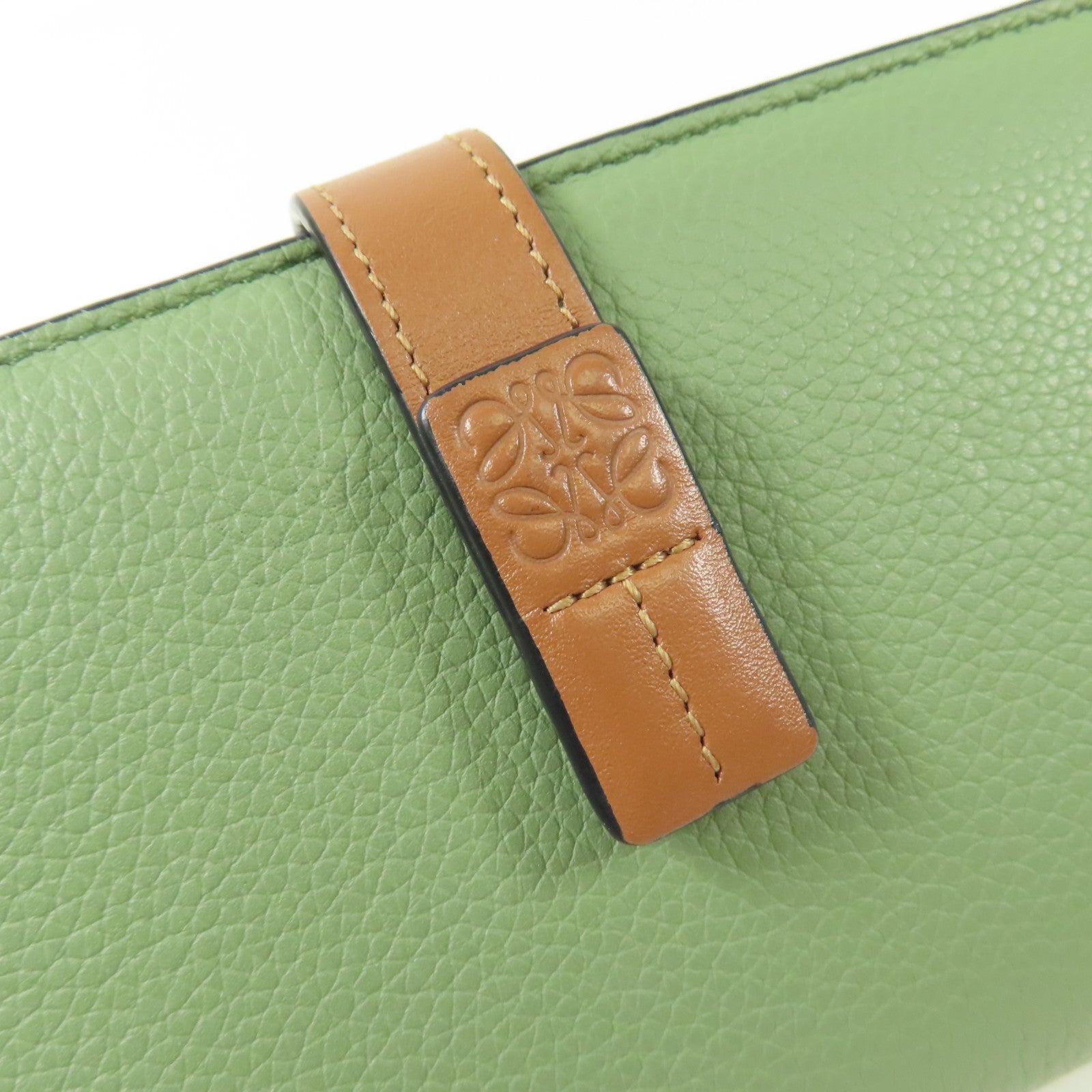 LOEWE 牛皮皮革Large Vertical Wallet銀扣長錢包