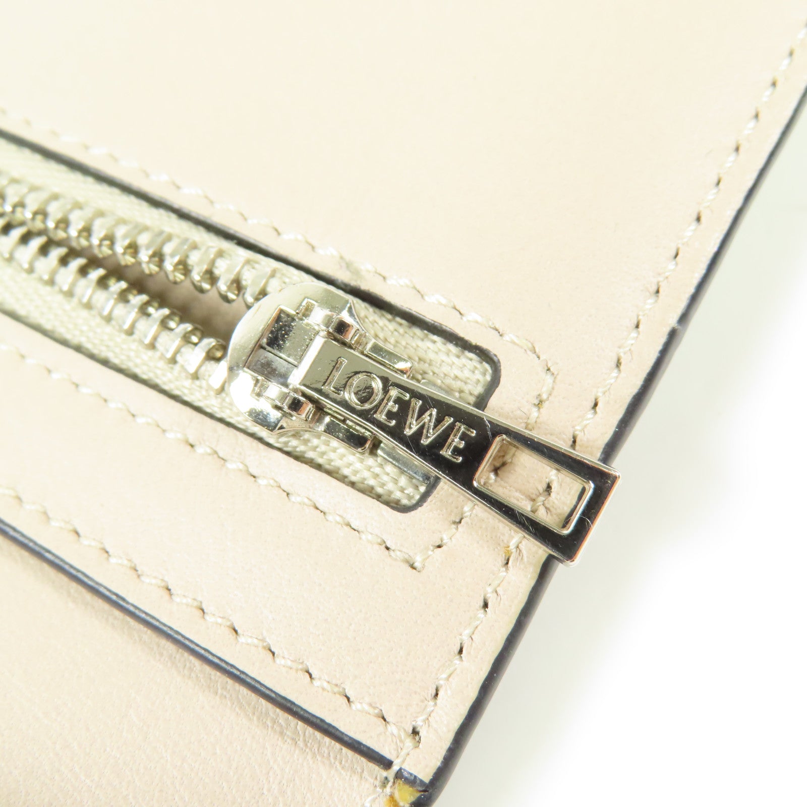 LOEWE 牛皮皮革Large Vertical Wallet銀扣長錢包