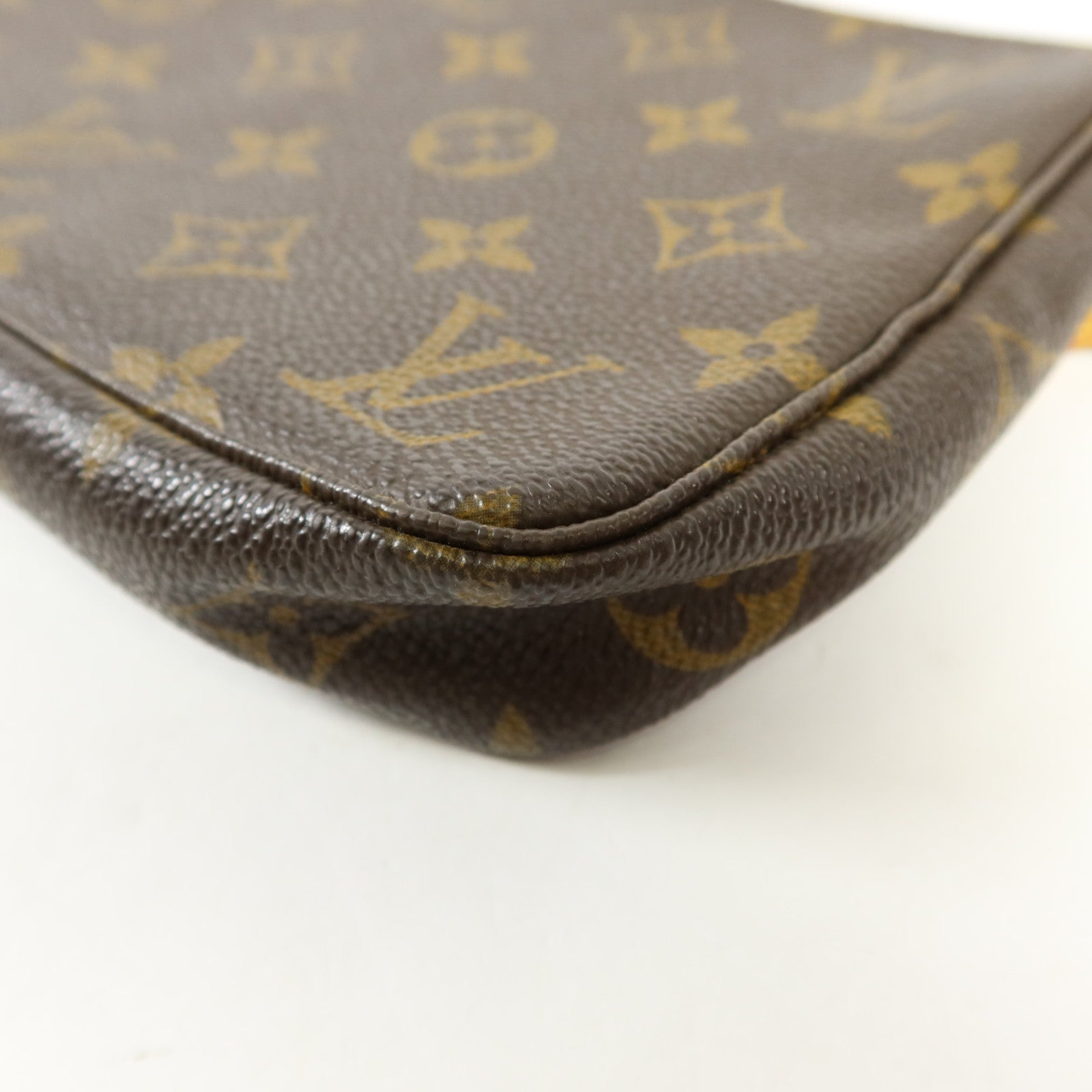 LOUIS VUITTON Monogram Pochette Accessoires金扣手挽袋棕色