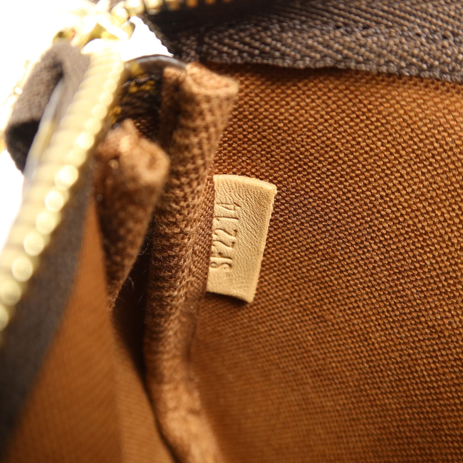 LOUIS VUITTON Monogram Mini Pochette Accessoires金扣手挽袋